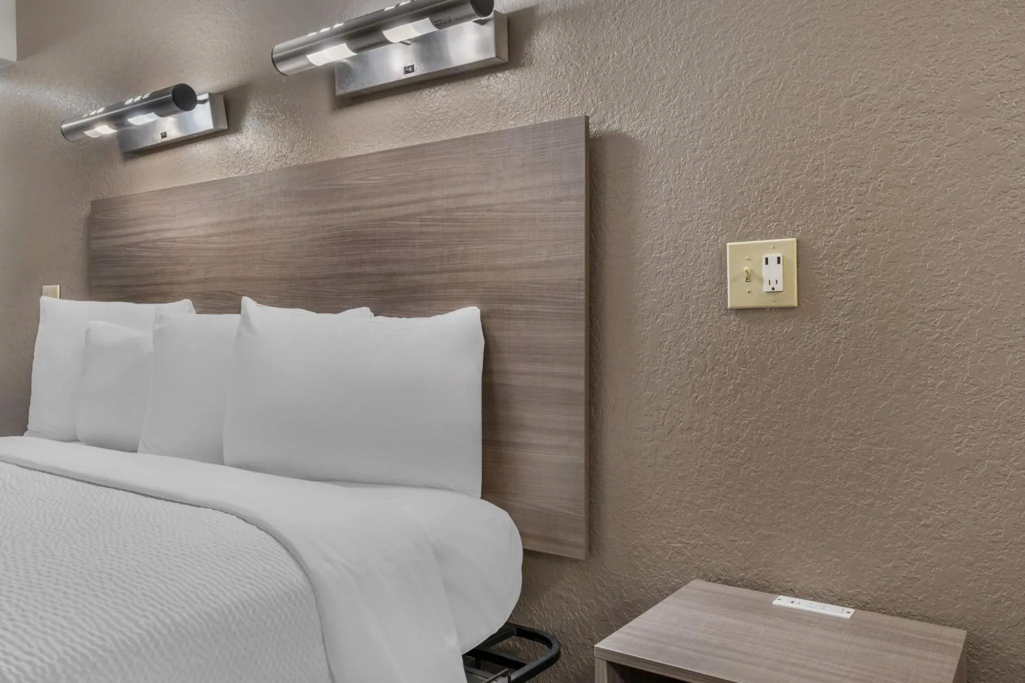 Photo of the whole room, Bed in Red Roof Inn Houston Brookhollow