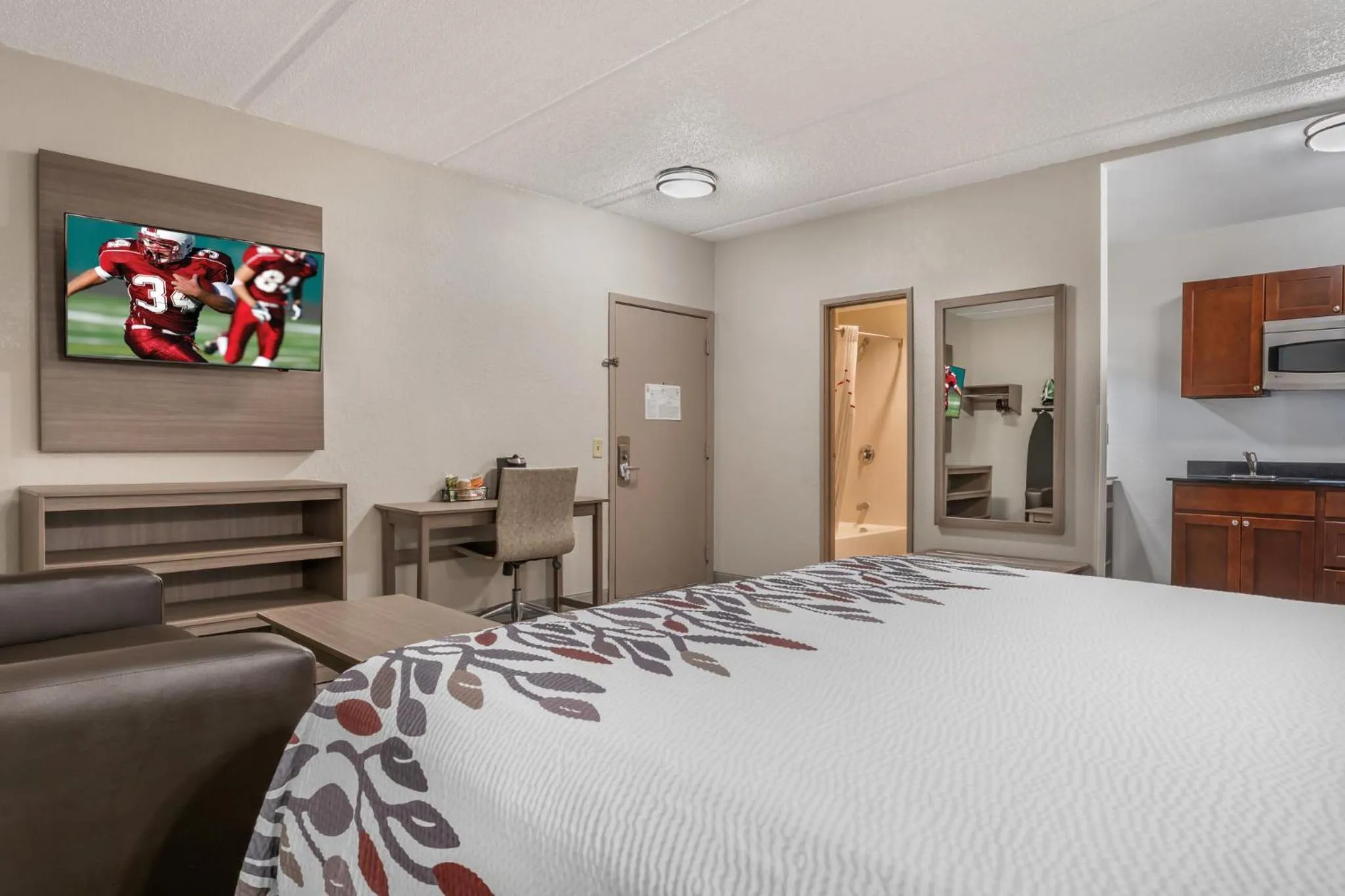 Photo of the whole room, Bed in Red Roof Inn Houston Brookhollow