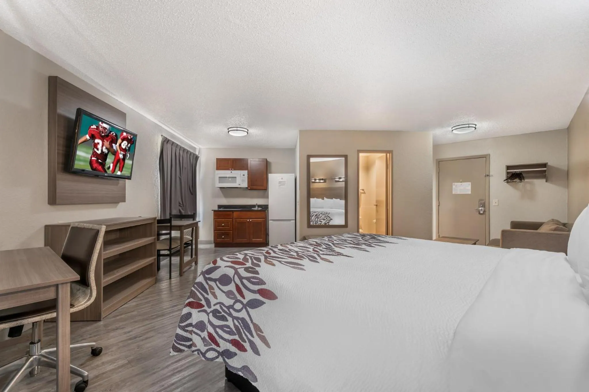 Photo of the whole room, Bed in Red Roof Inn Houston Brookhollow