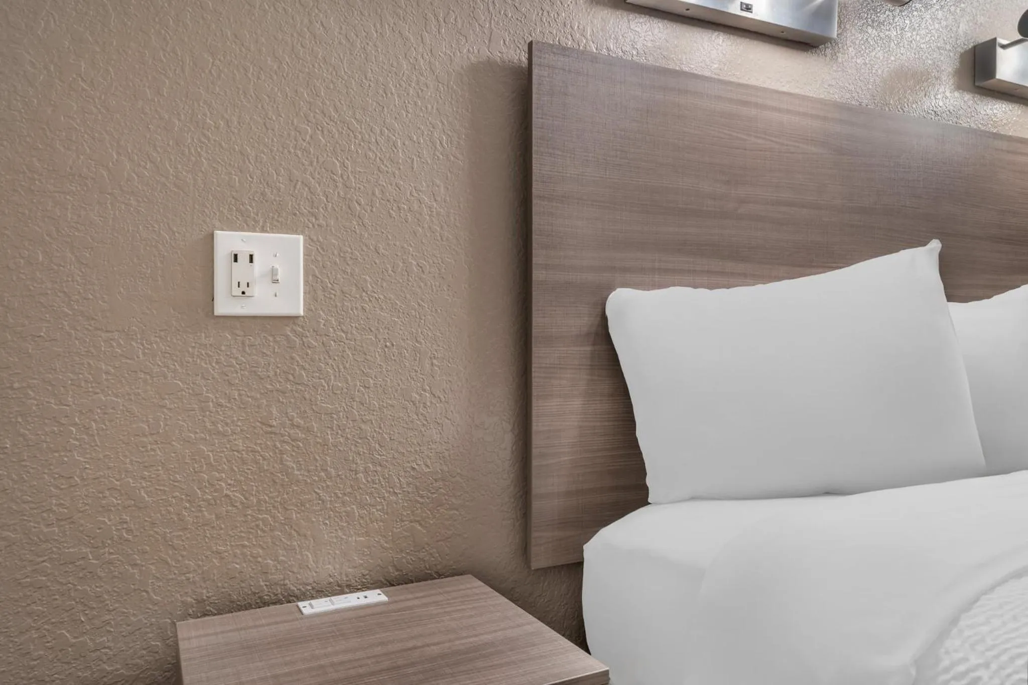 Photo of the whole room, Bed in Red Roof Inn Houston Brookhollow