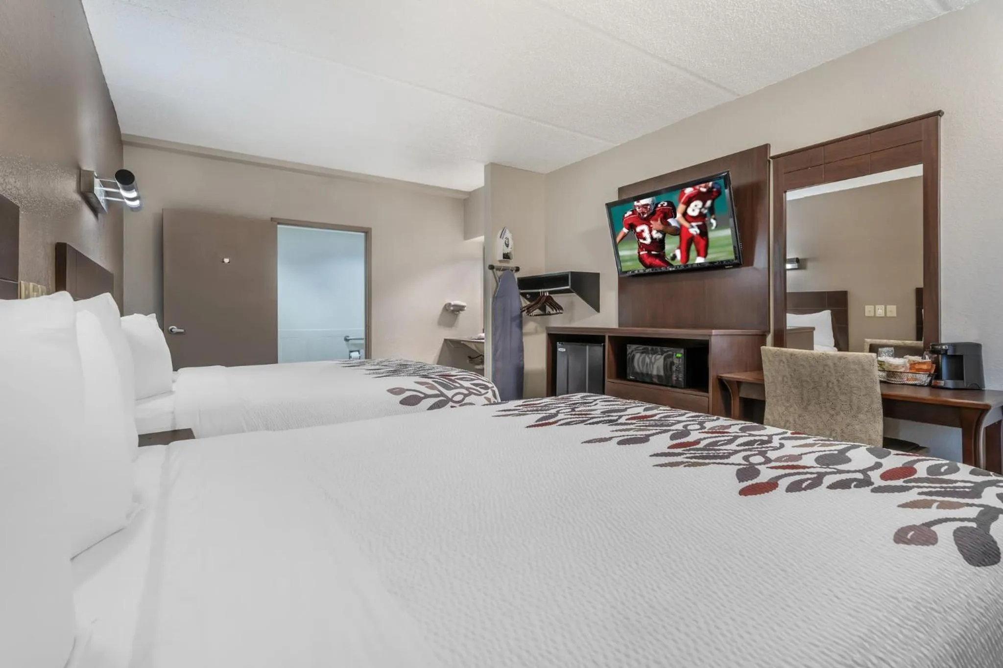 Photo of the whole room, Bed in Red Roof Inn Houston Brookhollow