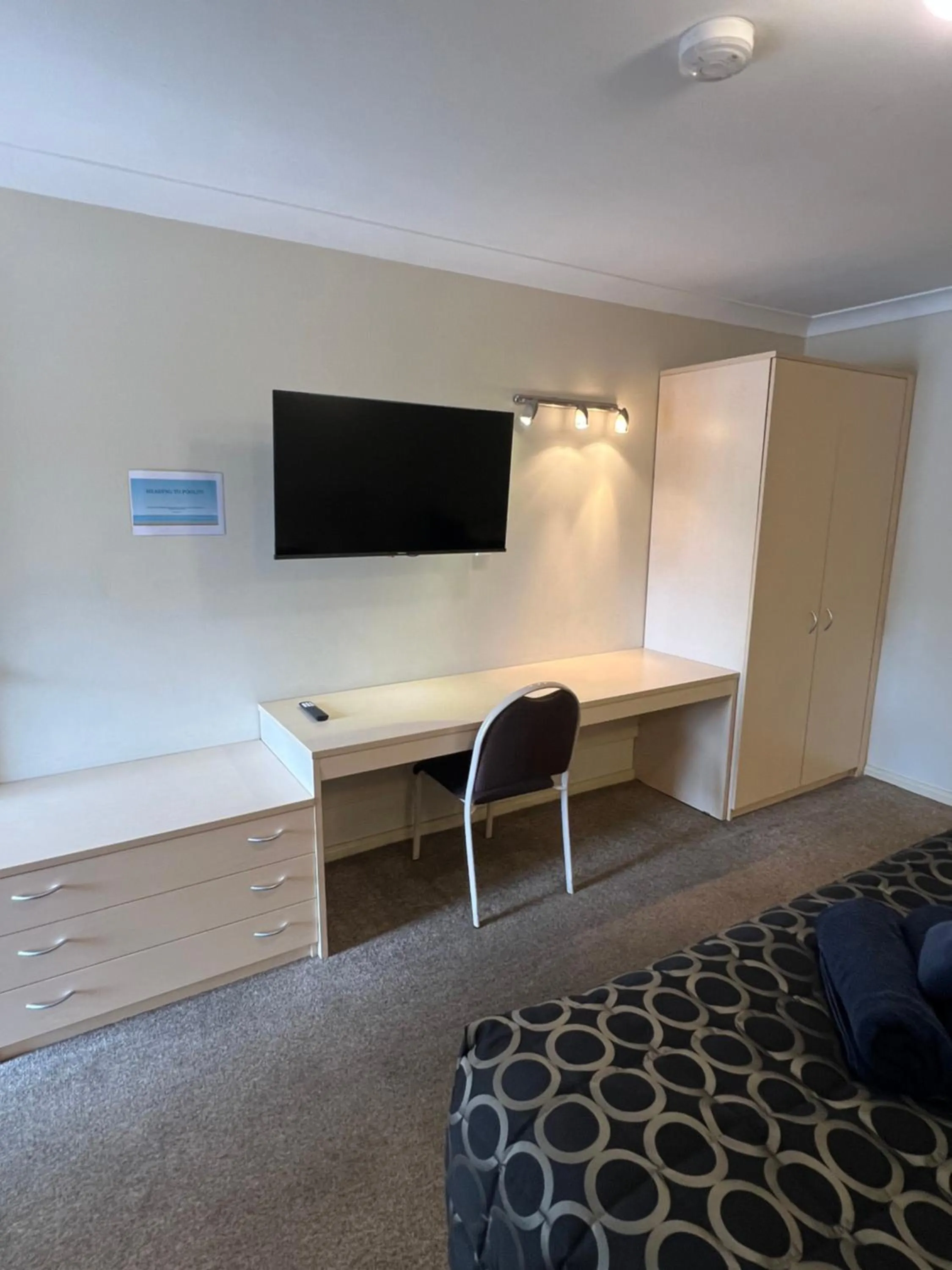 Bed in OVERLANDER MOTOR LODGE