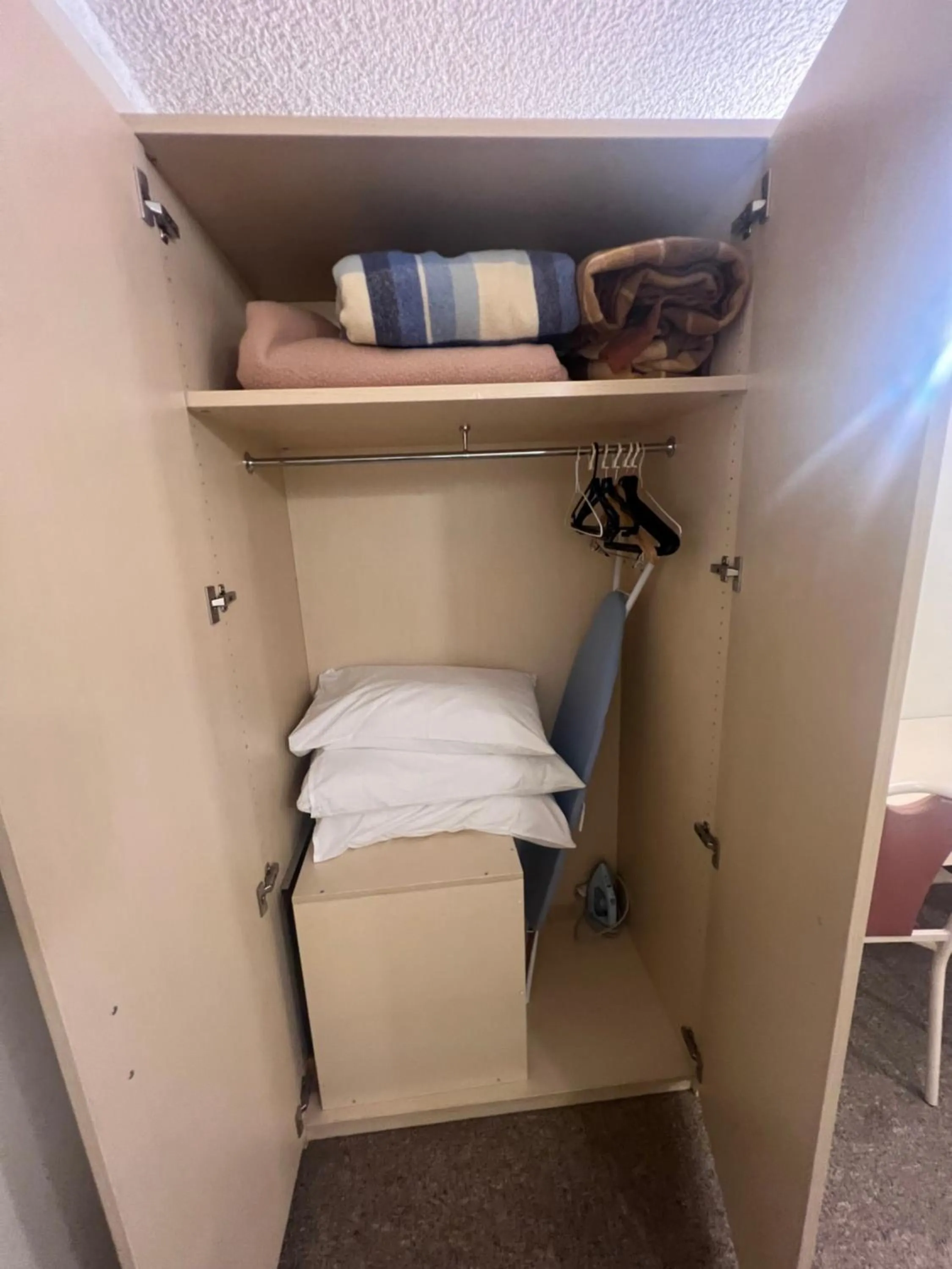 wardrobe in OVERLANDER MOTOR LODGE