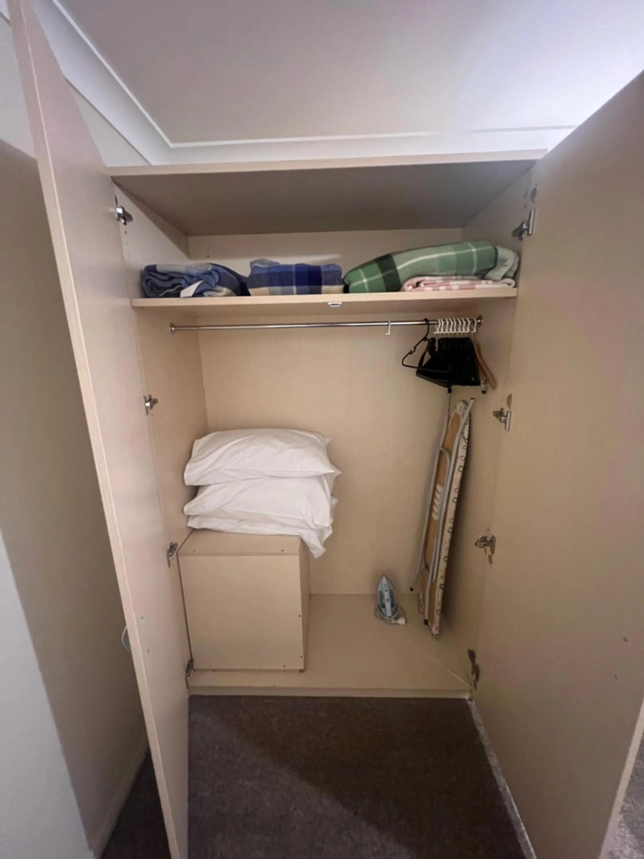 towels in OVERLANDER MOTOR LODGE