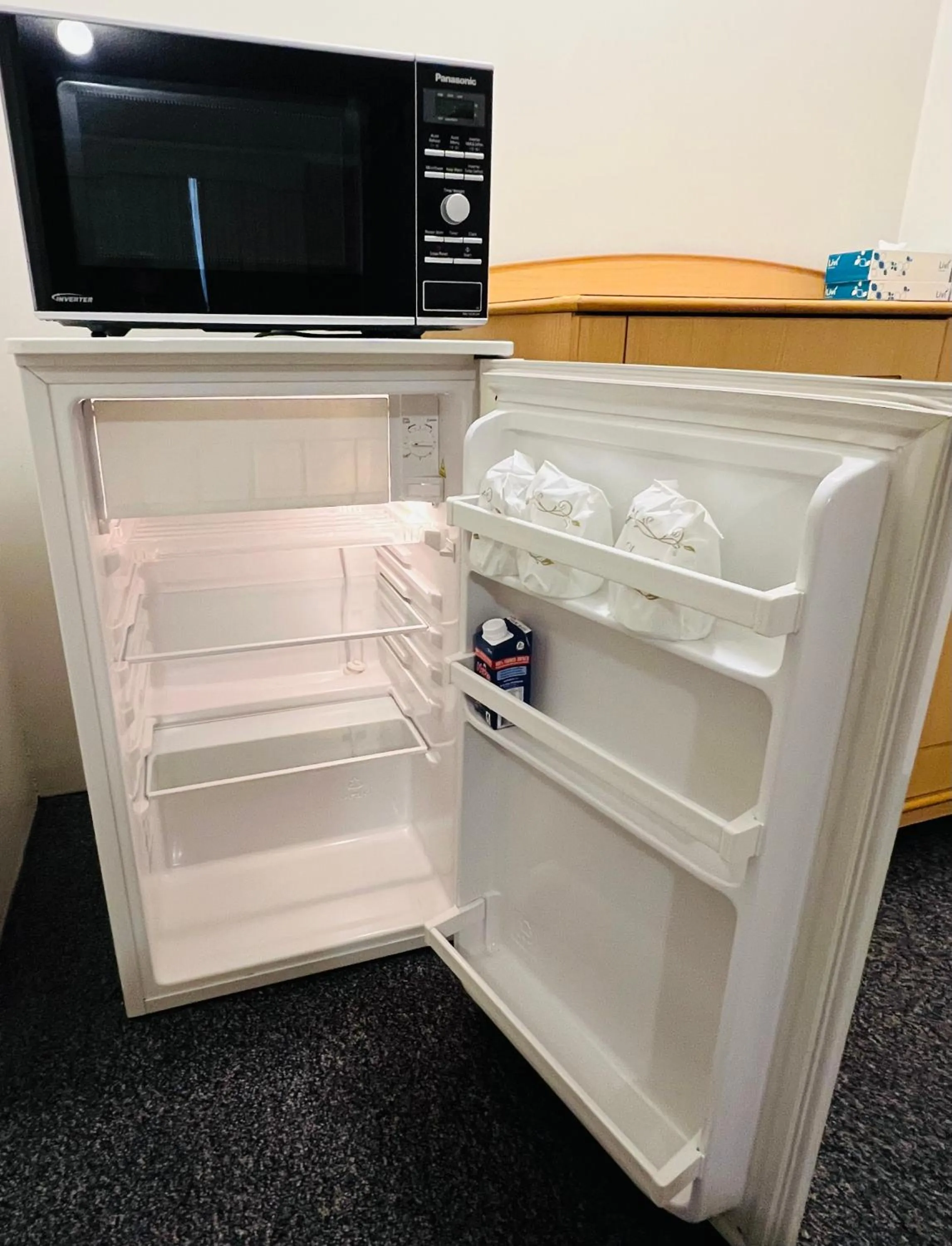 minibar in OVERLANDER MOTOR LODGE