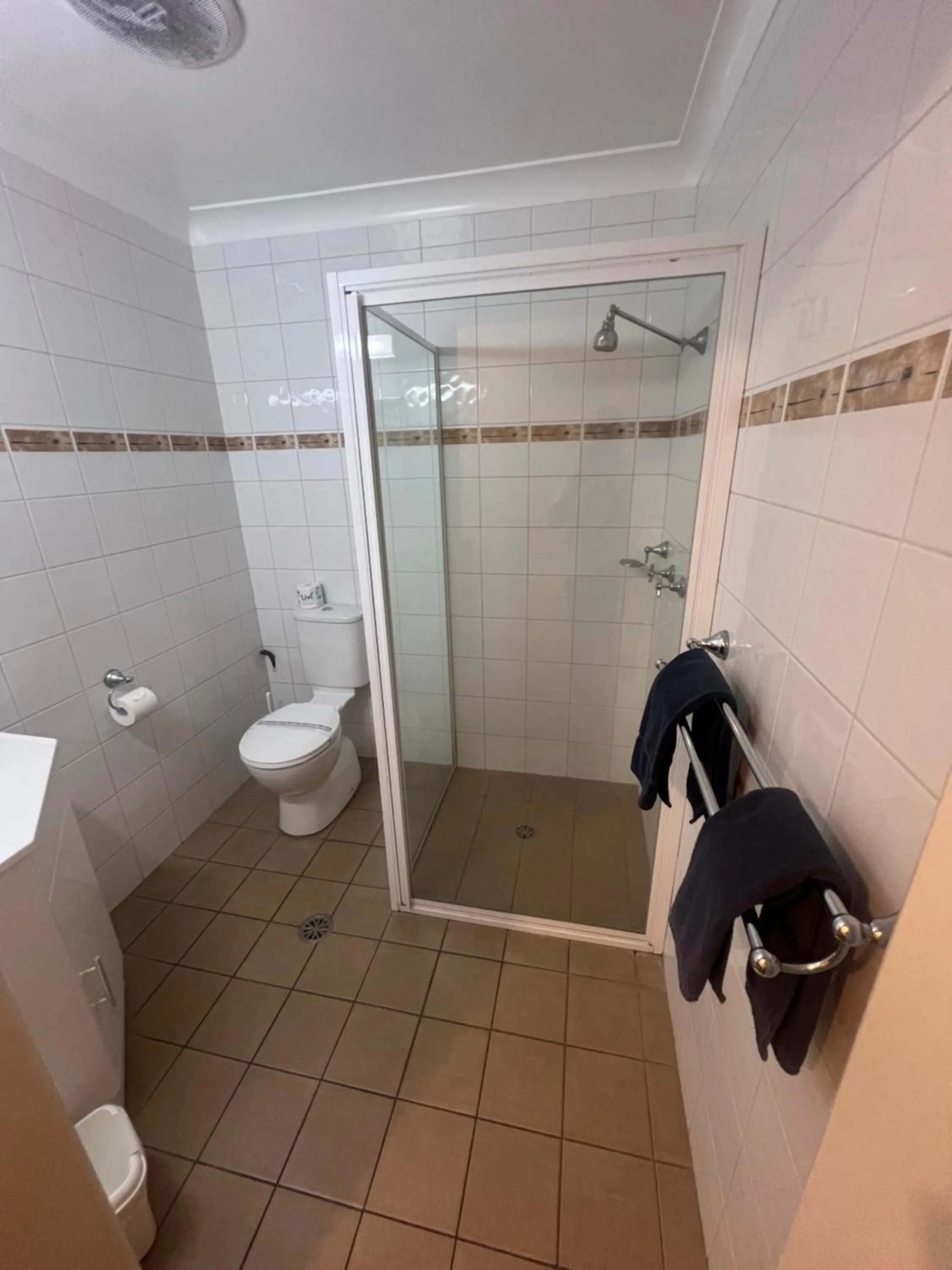 Shower in OVERLANDER MOTOR LODGE