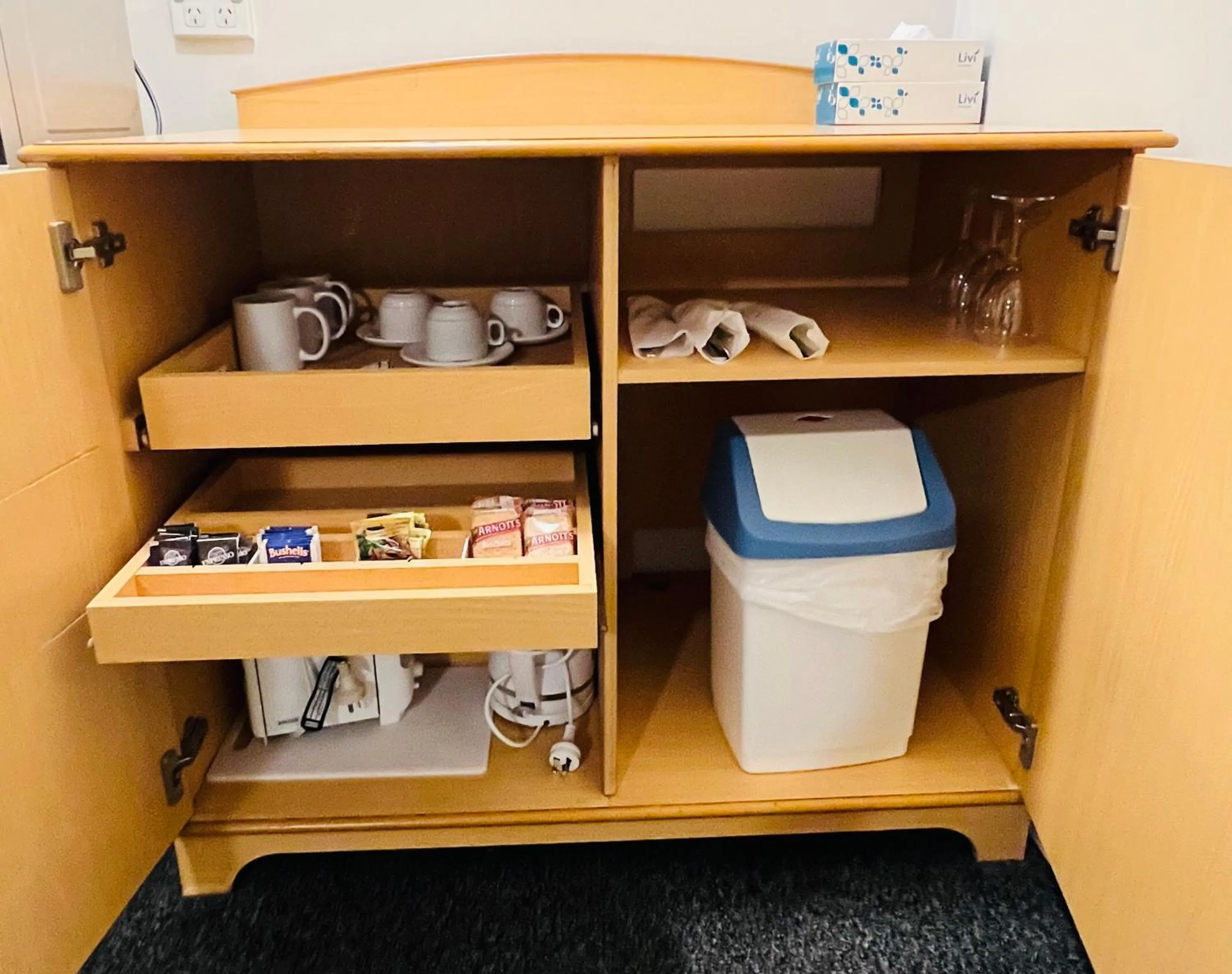 Coffee/tea facilities in OVERLANDER MOTOR LODGE