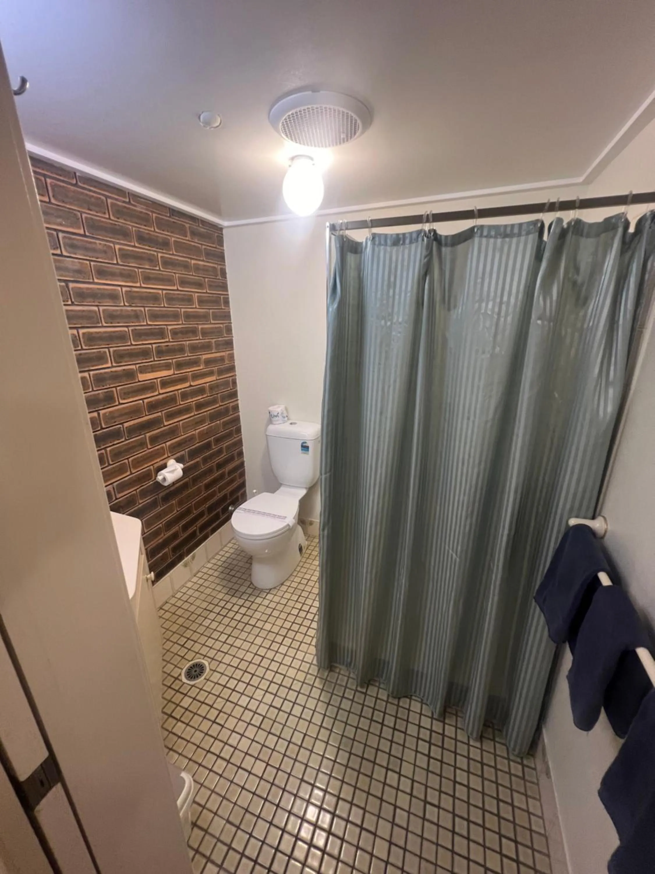 Shower in OVERLANDER MOTOR LODGE