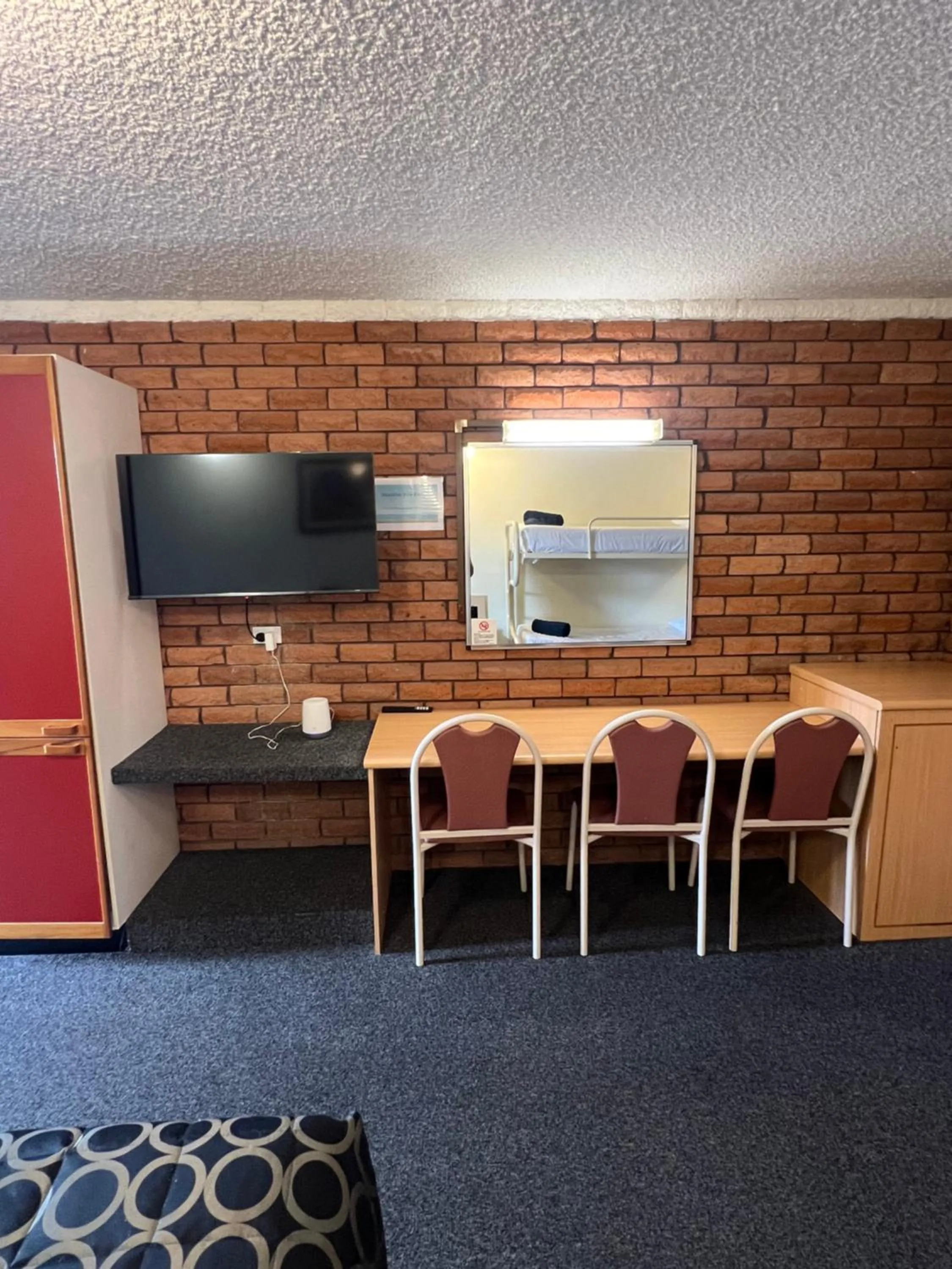 OVERLANDER MOTOR LODGE