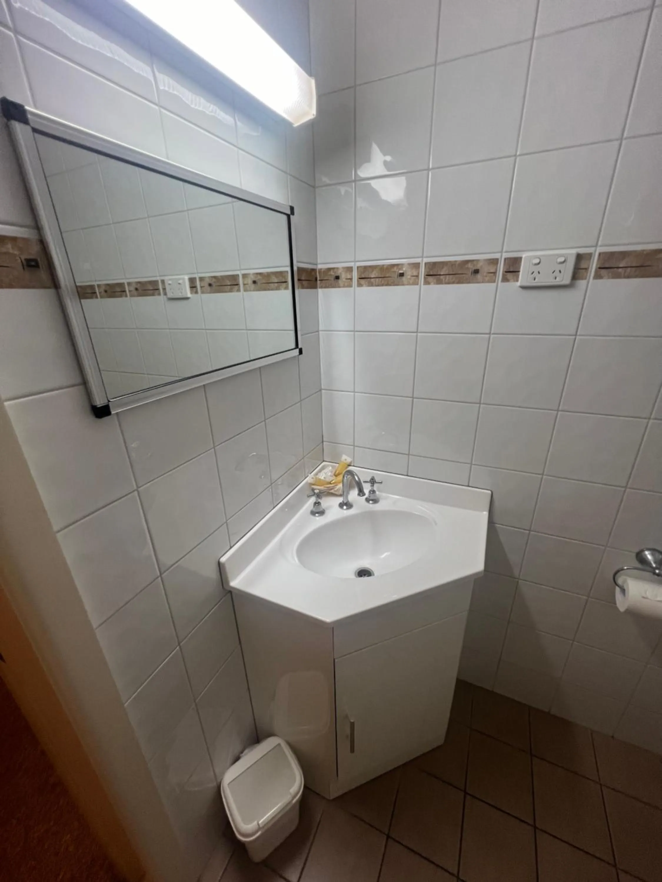 Toilet in OVERLANDER MOTOR LODGE