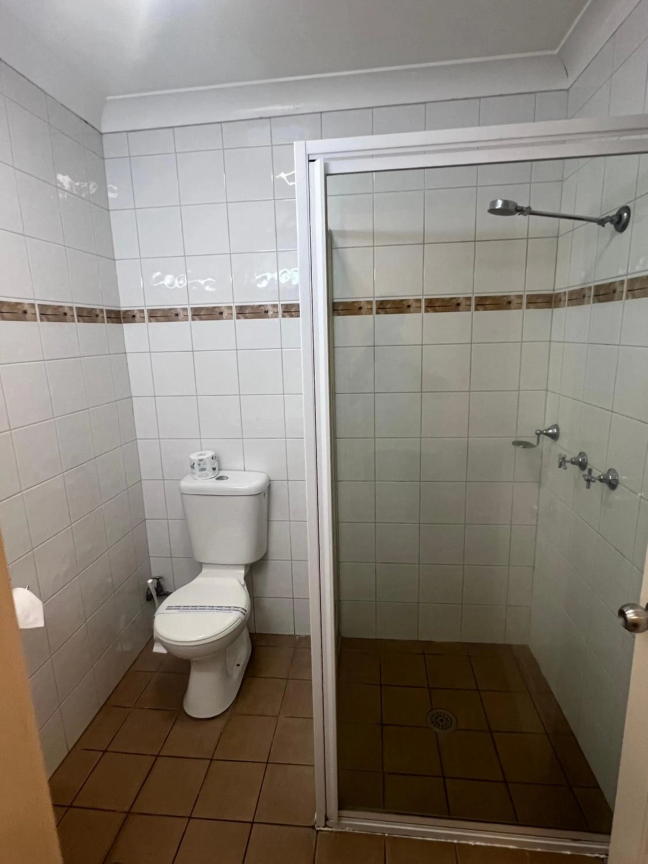 Shower in OVERLANDER MOTOR LODGE