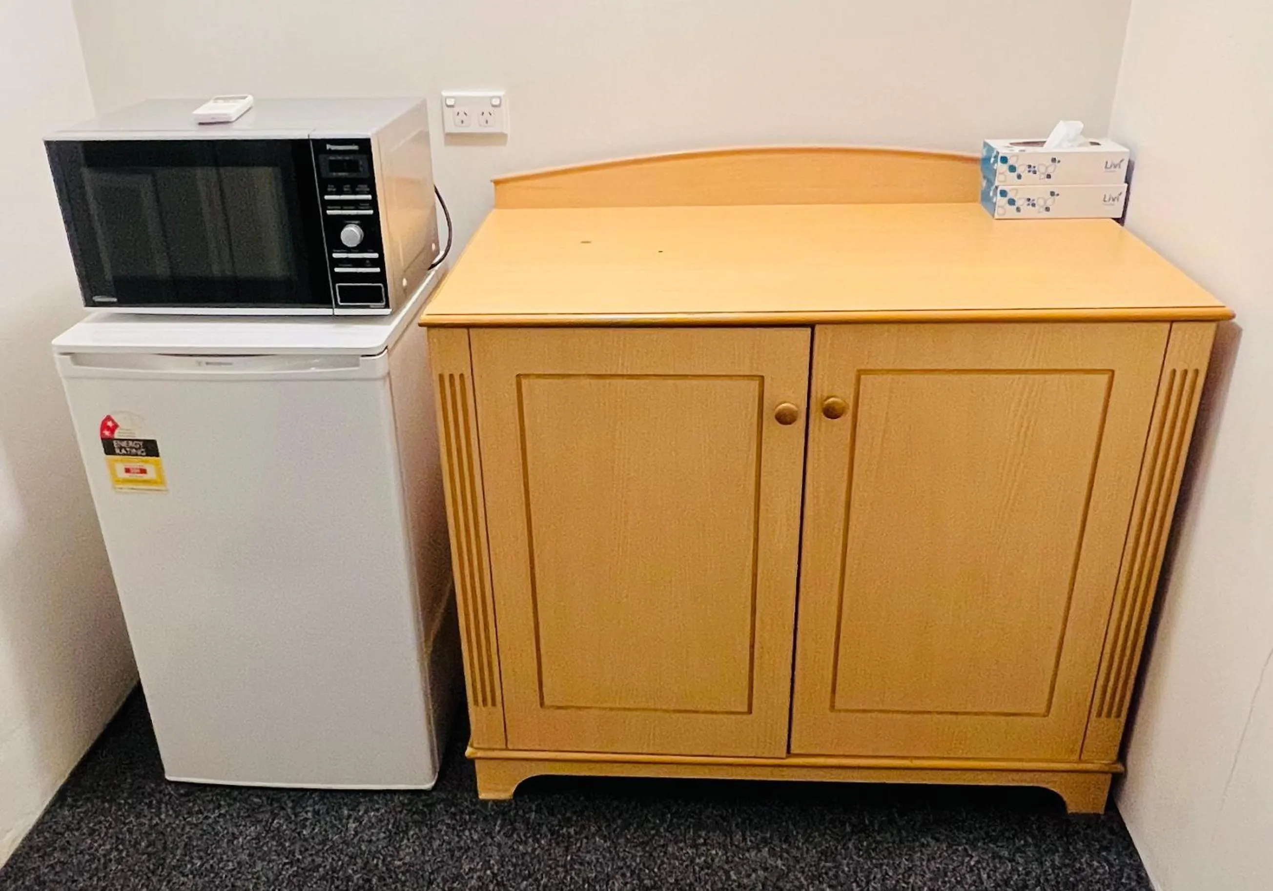 Kitchen or kitchenette in OVERLANDER MOTOR LODGE