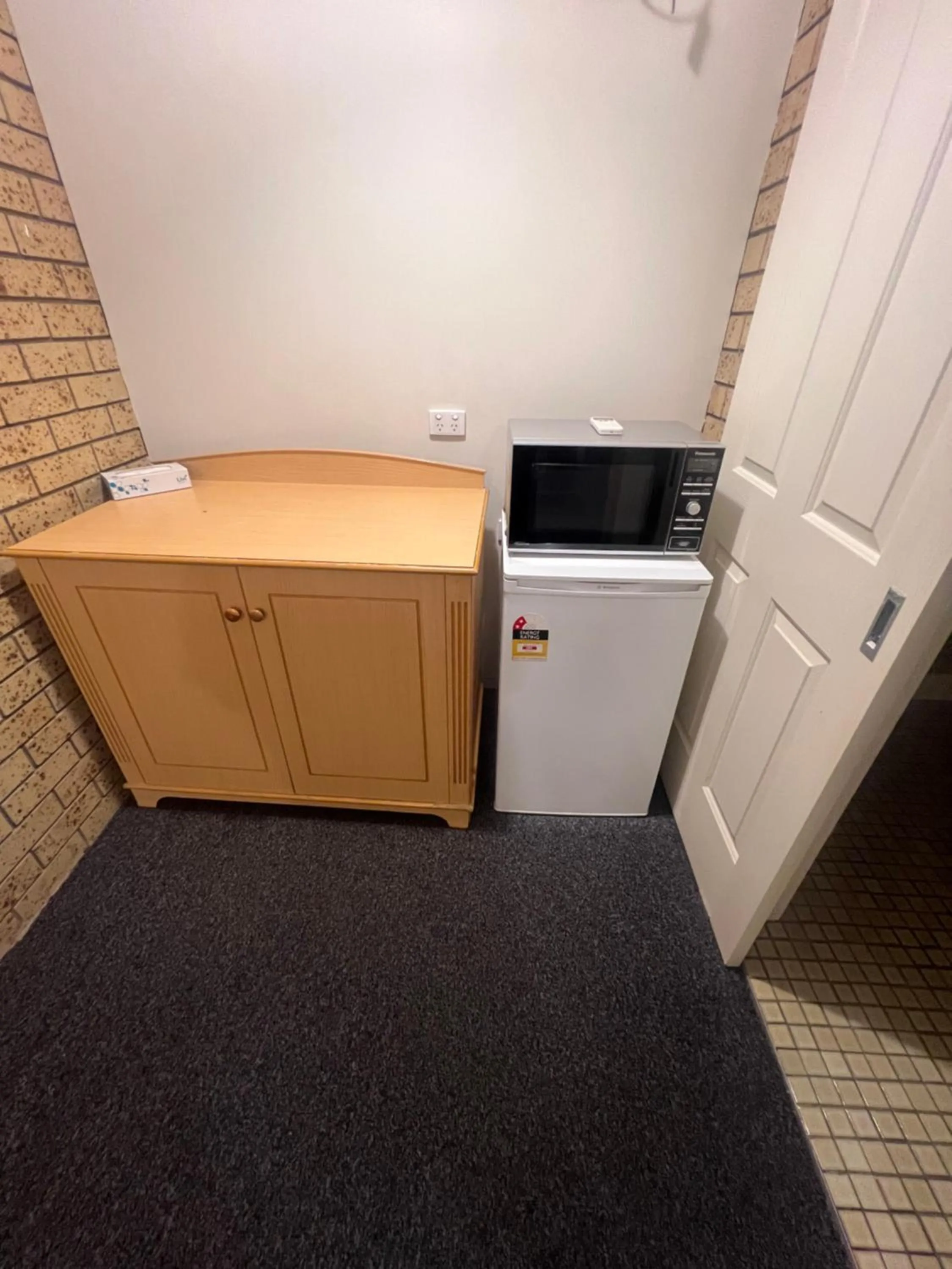 minibar in OVERLANDER MOTOR LODGE