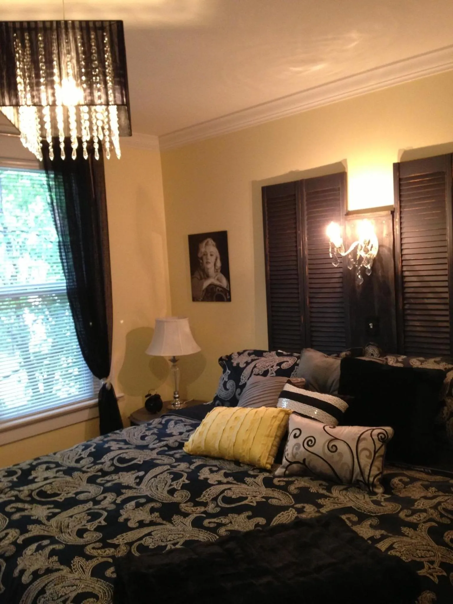 Bed in Charles Street Vacation Home