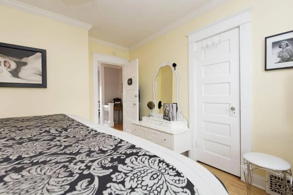 Bed in Charles Street Vacation Home