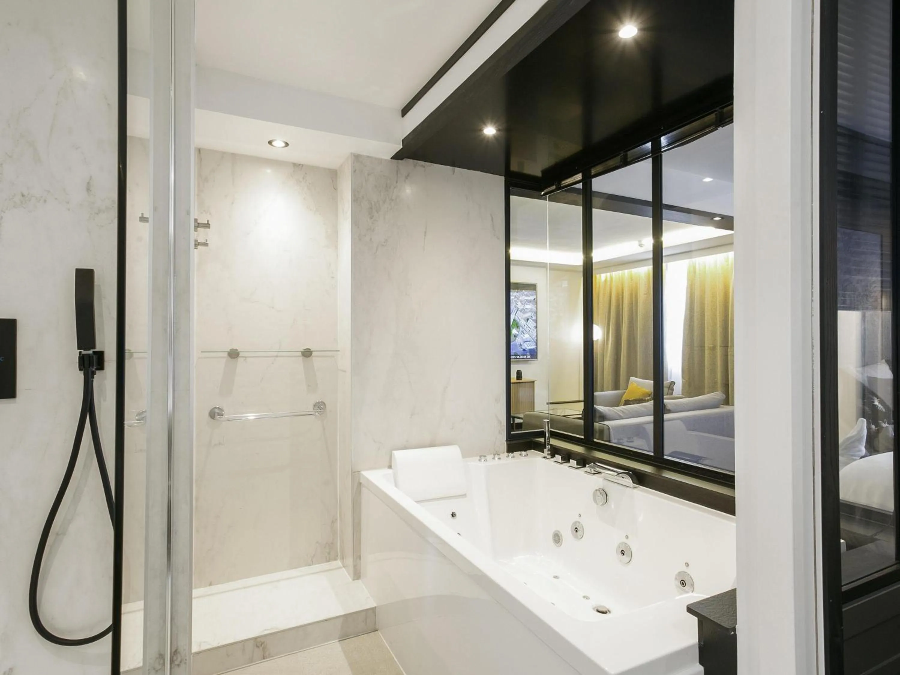 Bedroom in Mercure Bordeaux Aéroport