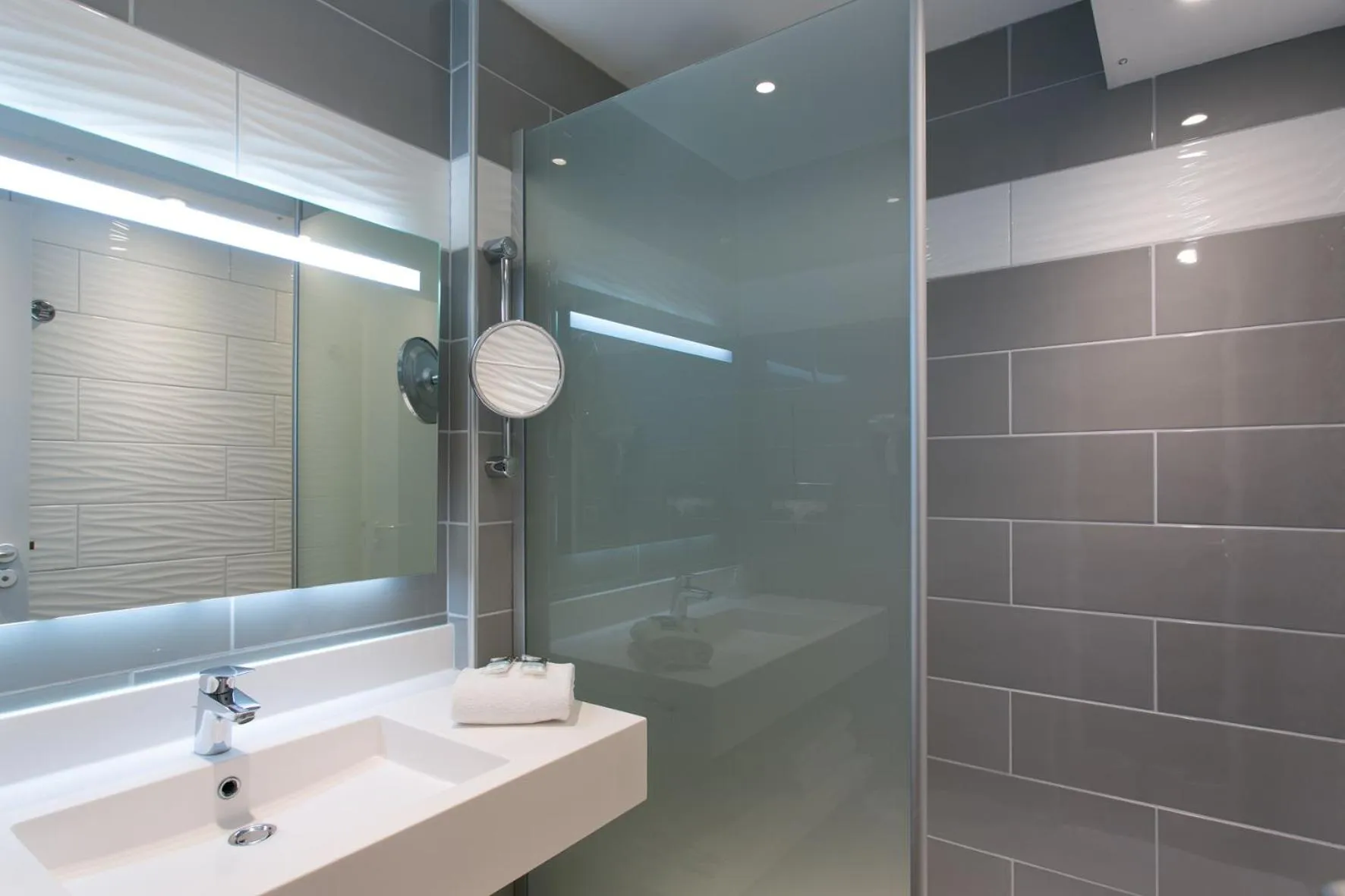 Bathroom in Mercure Bordeaux Aéroport