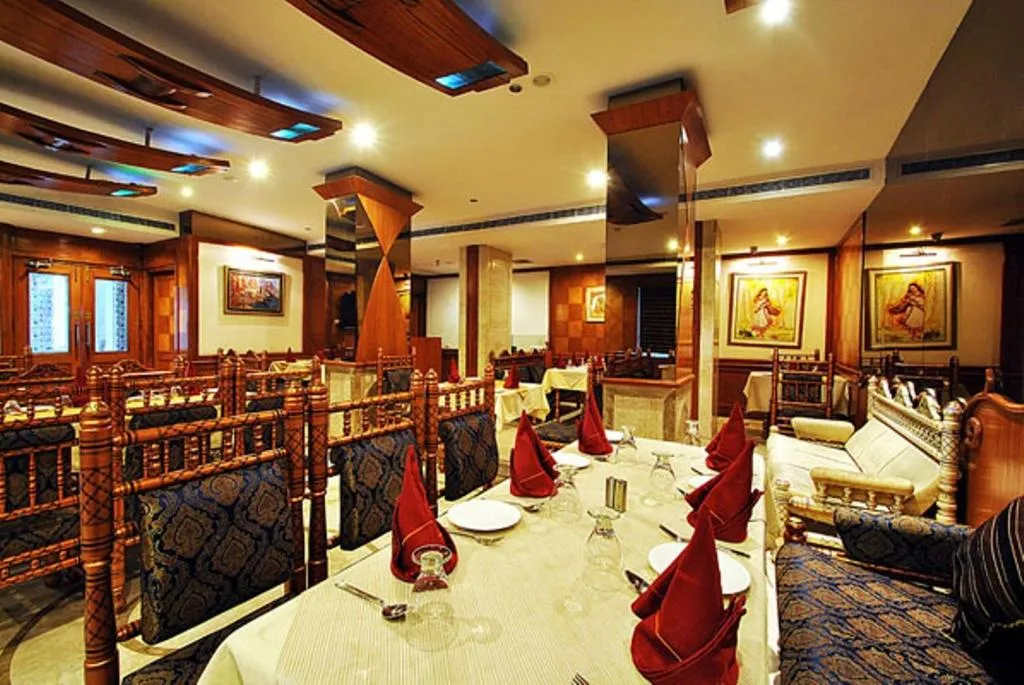 Restaurant/places to eat in Hotel Zeeras