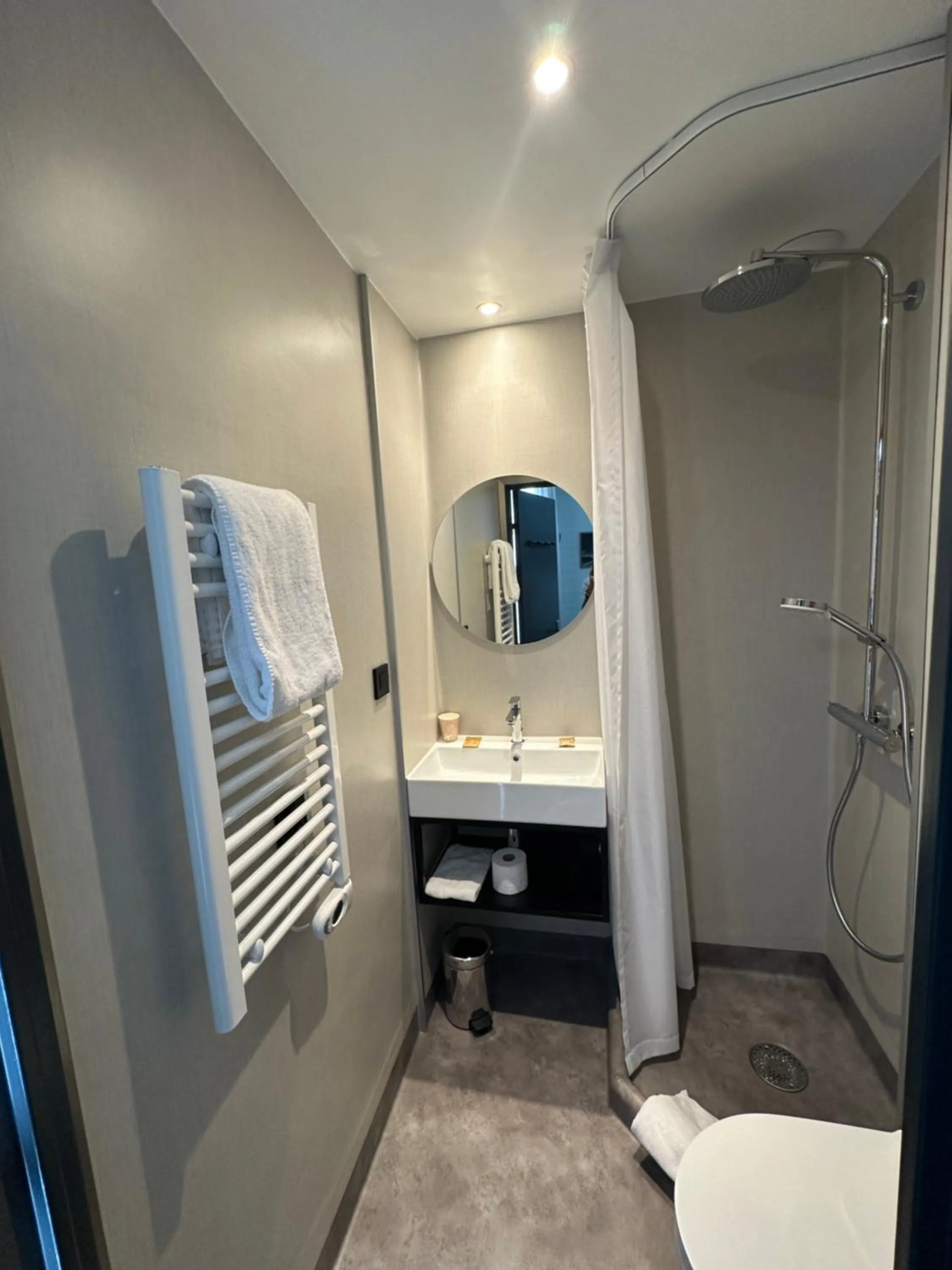 Shower in Dyke Hotel