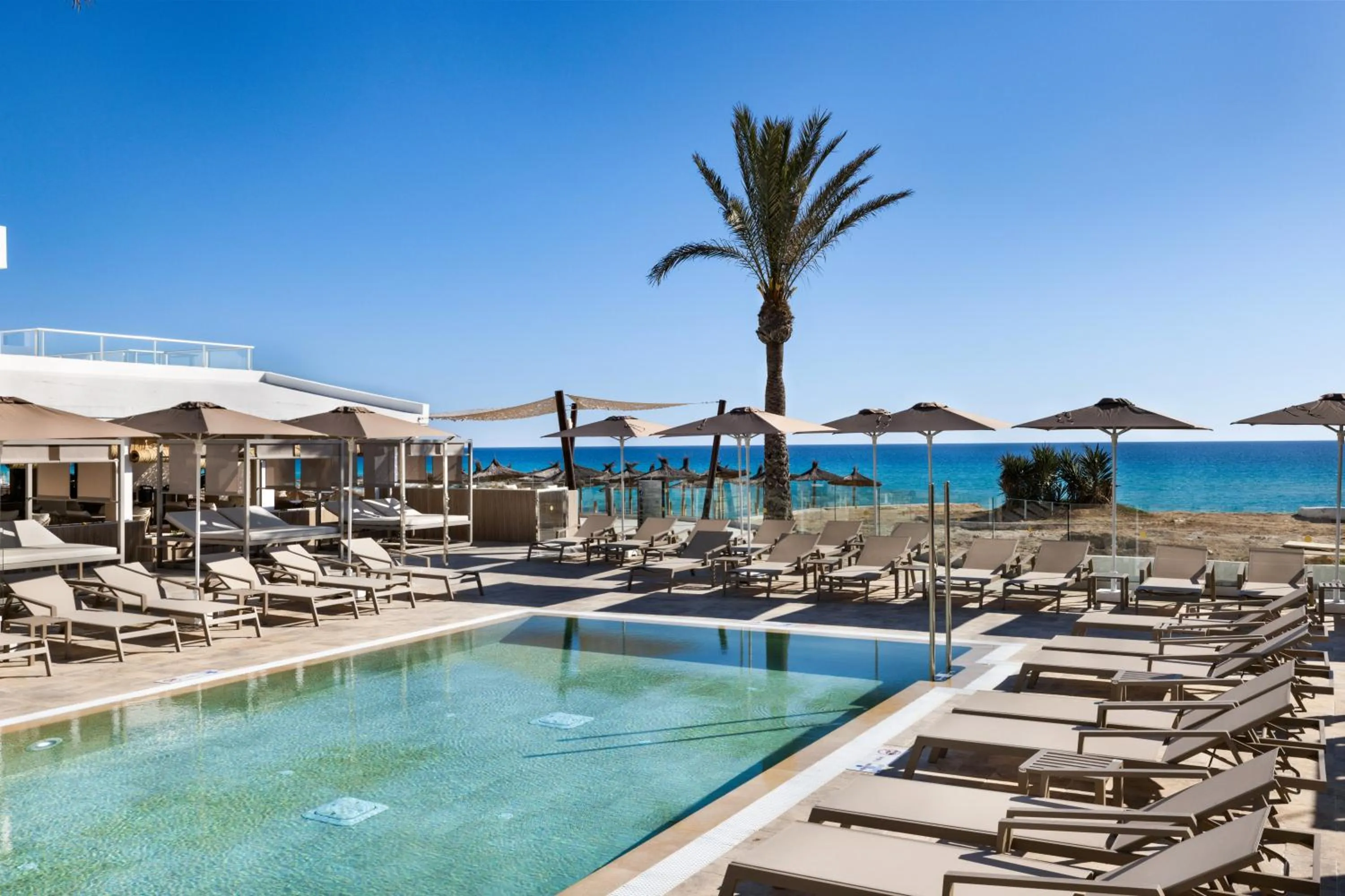 Swimming pool in Hotel Riu Palace La Mola