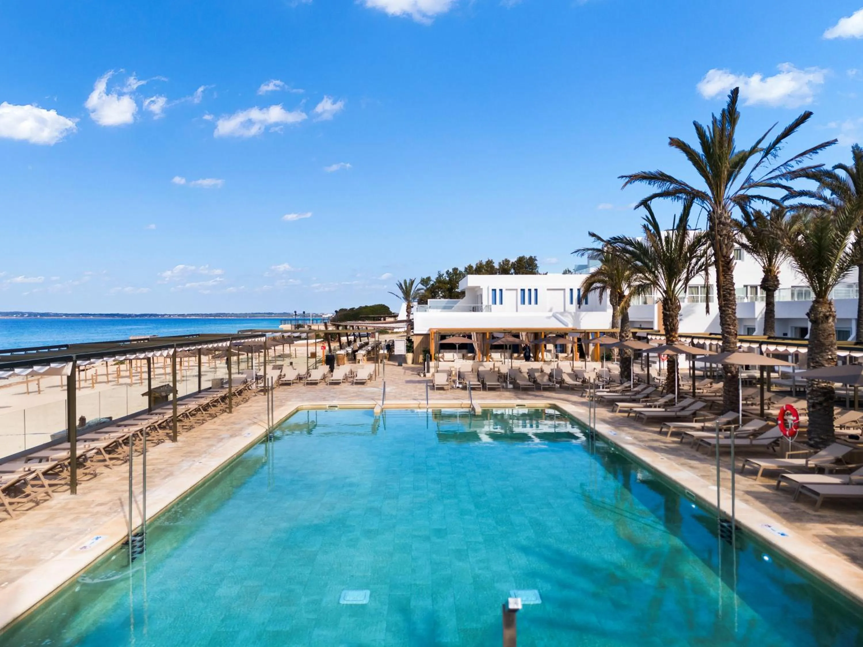 Swimming pool in Hotel Riu Palace La Mola
