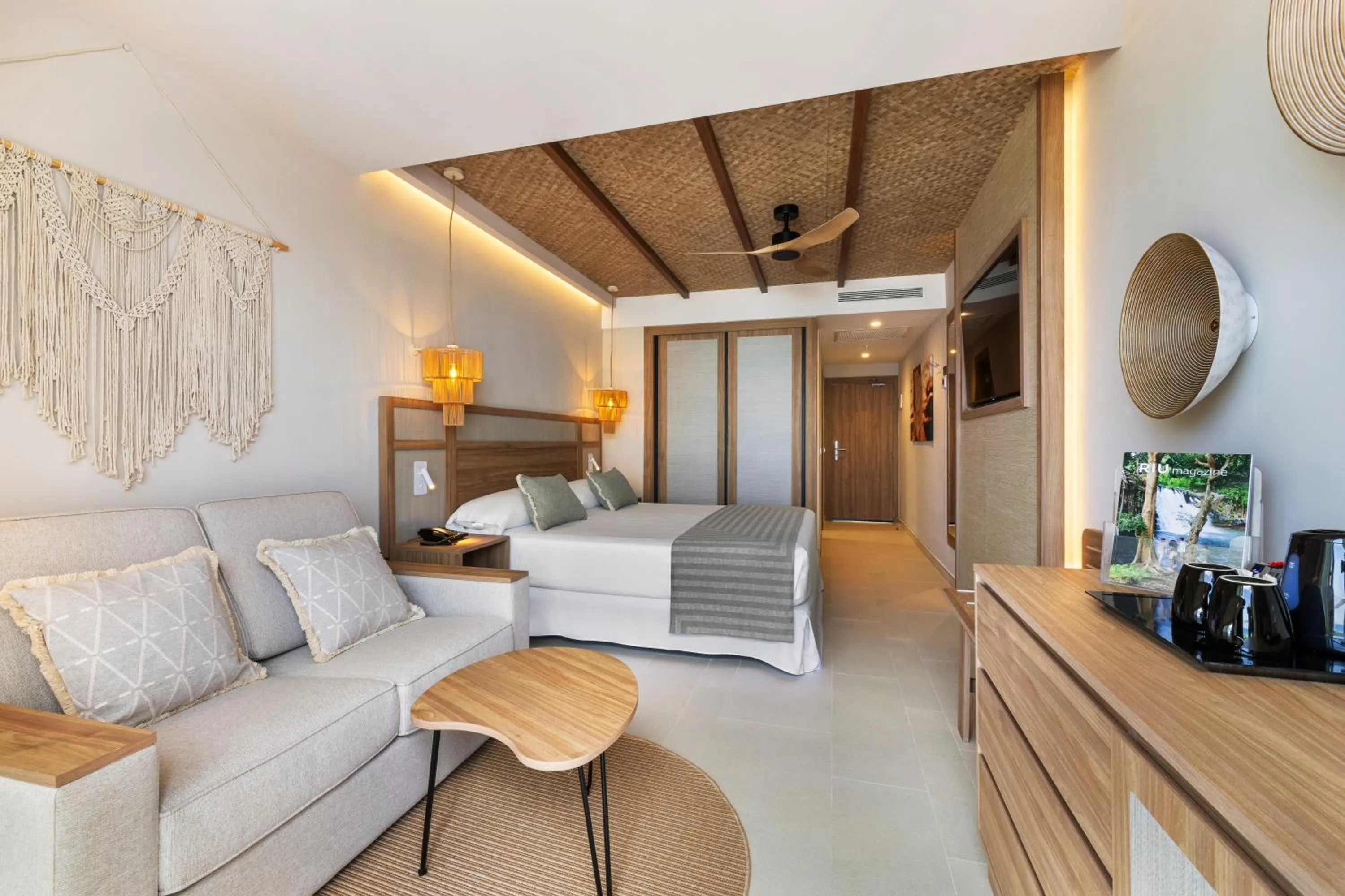 Photo of the whole room in Hotel Riu Palace La Mola