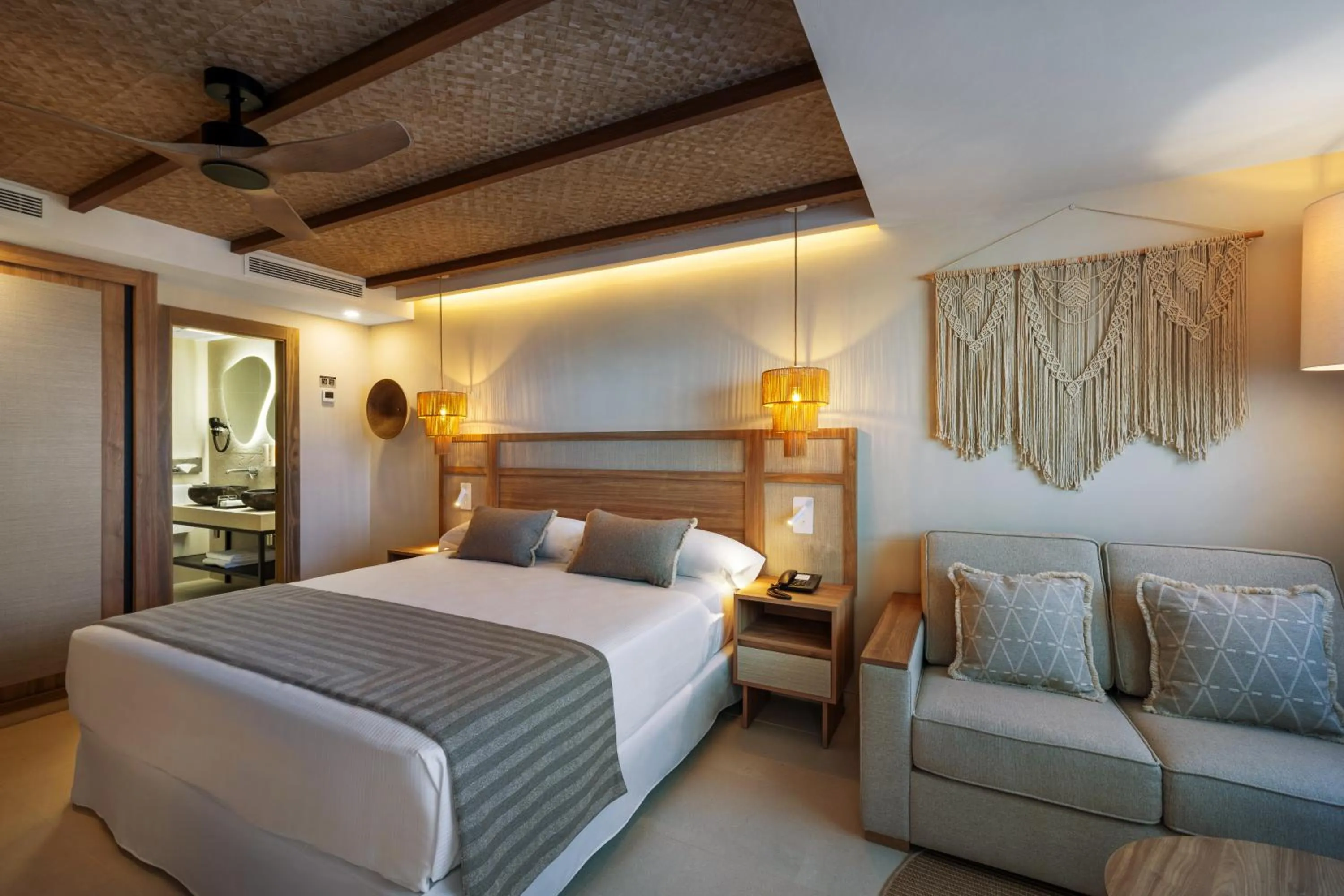 Bedroom, Bed in Hotel Riu Palace La Mola