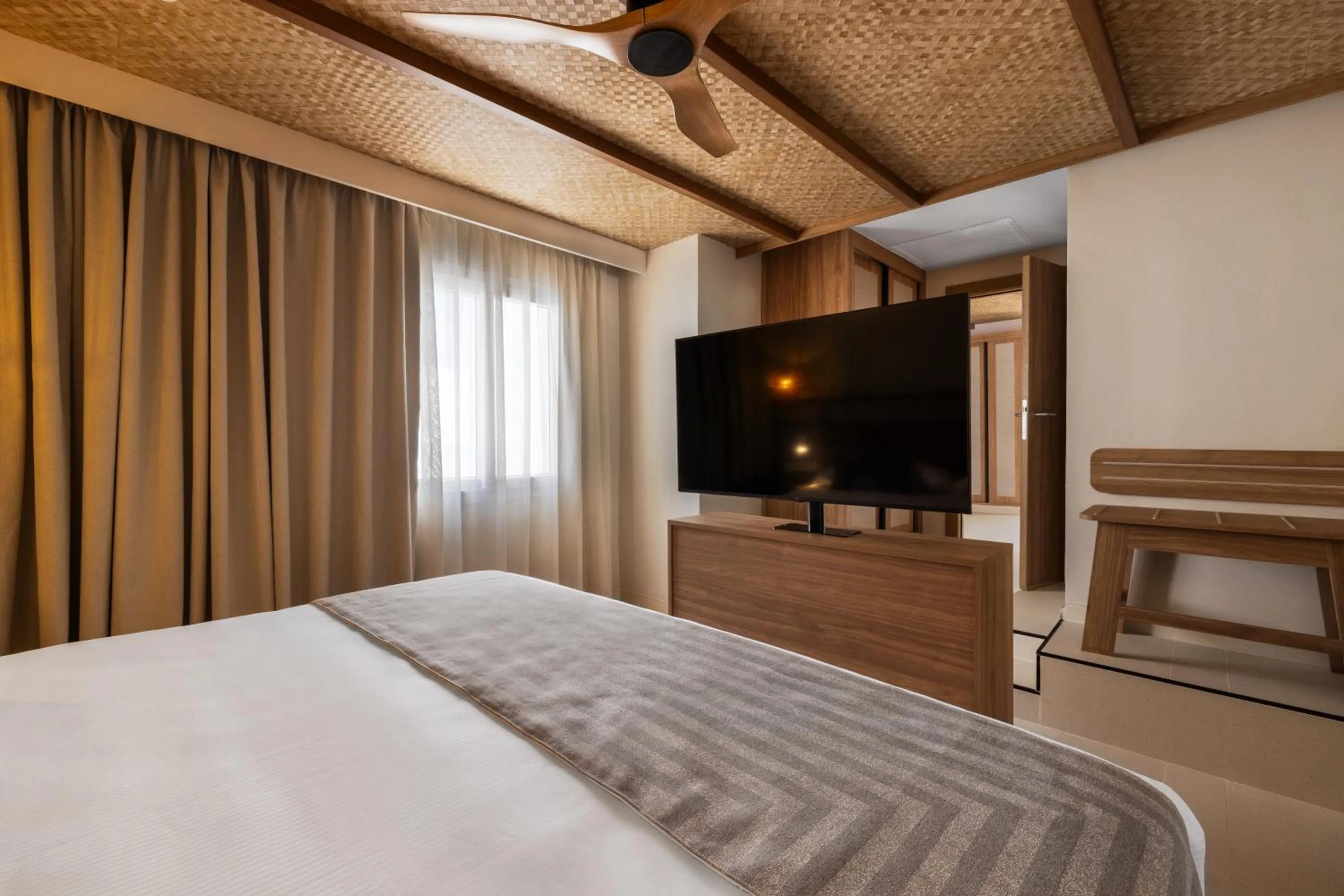 TV and multimedia, Bed in Hotel Riu Palace La Mola