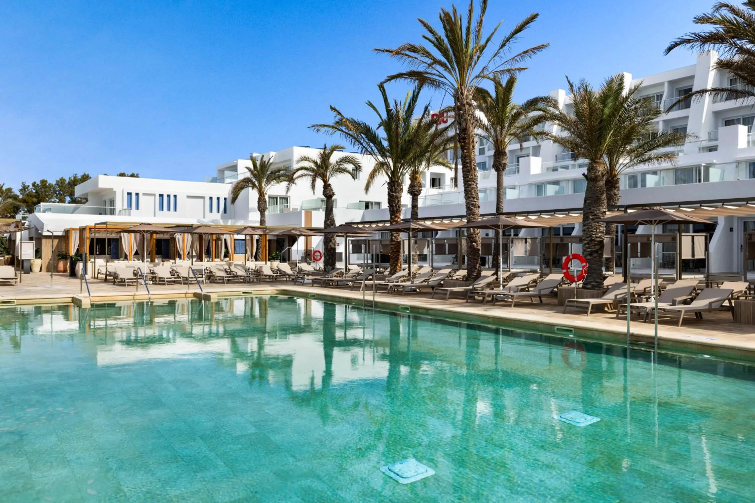 Swimming pool in Hotel Riu Palace La Mola