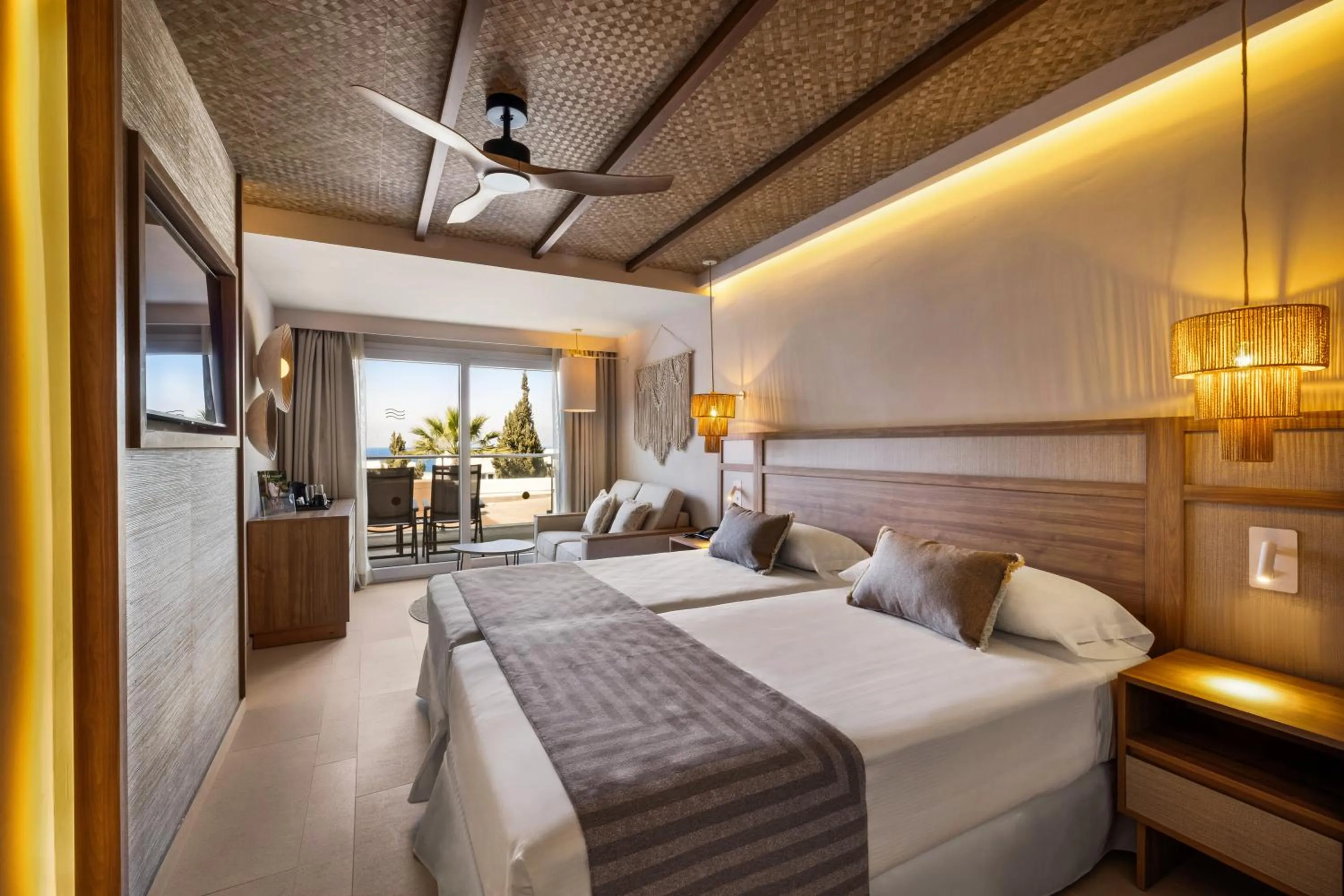 Photo of the whole room, Bed in Hotel Riu Palace La Mola