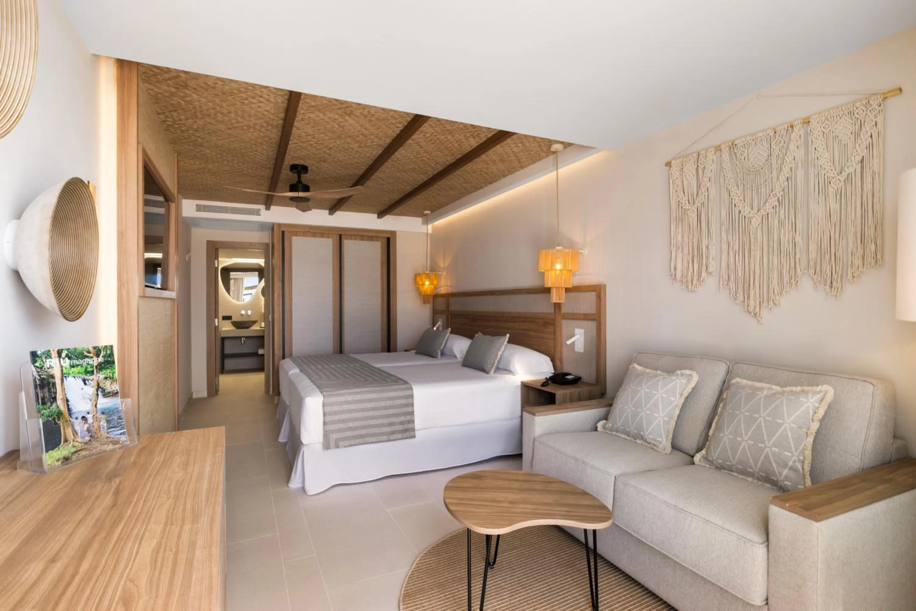 Photo of the whole room, Bed in Hotel Riu Palace La Mola