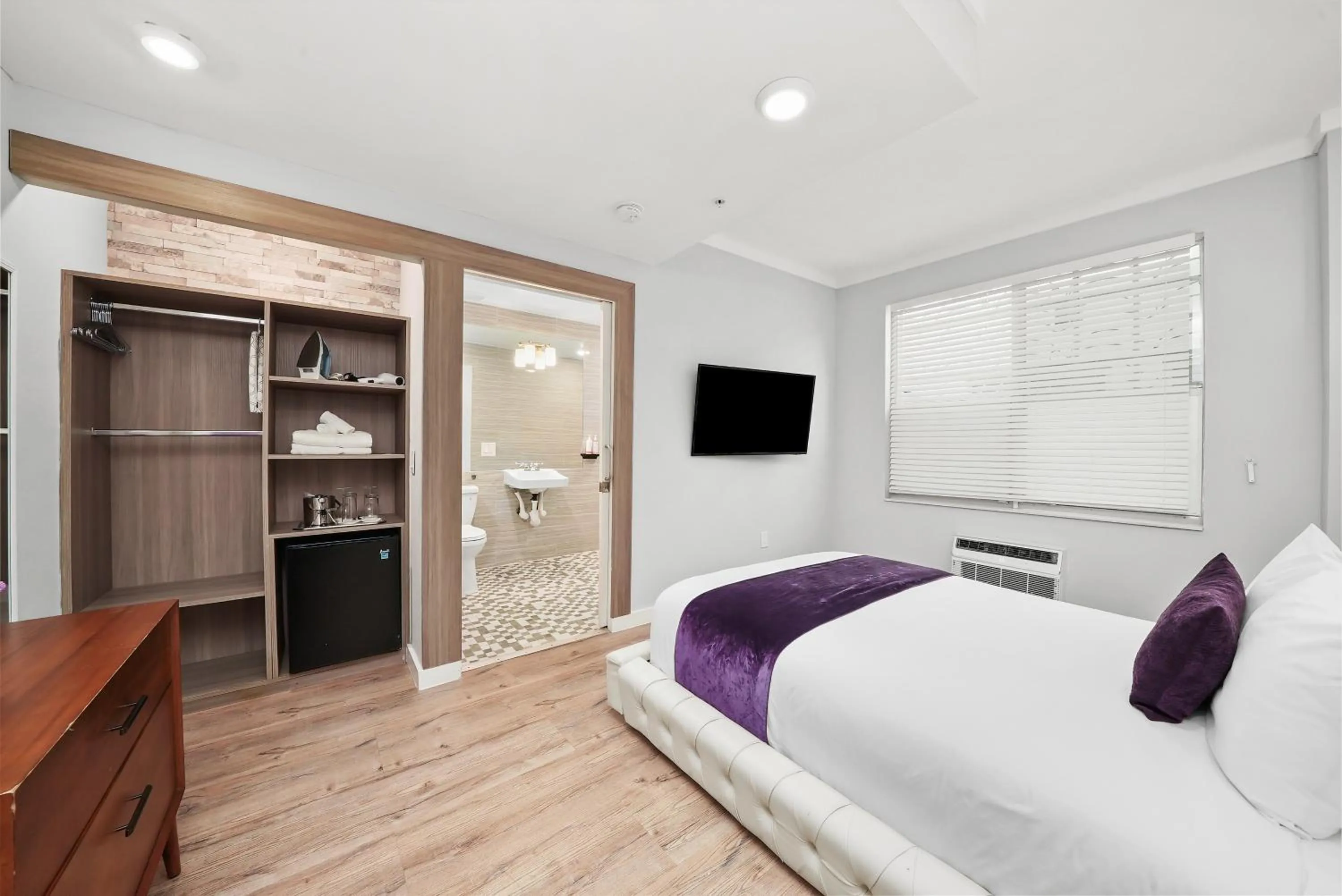 Bedroom, Bed in Shelley Hotel