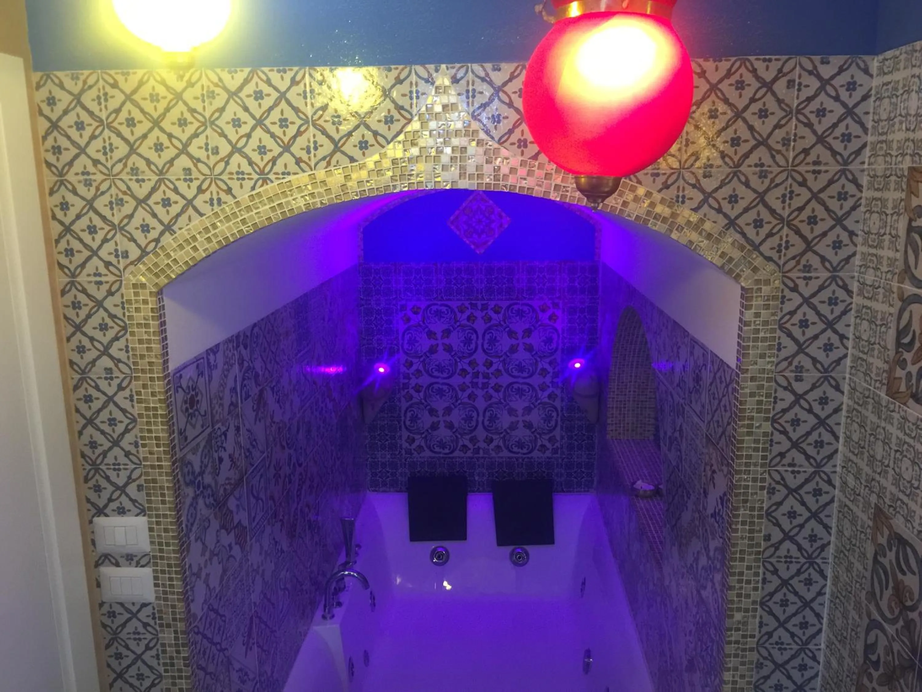 Hot Tub in La Casa di Emanuella - Rooms & International Suites