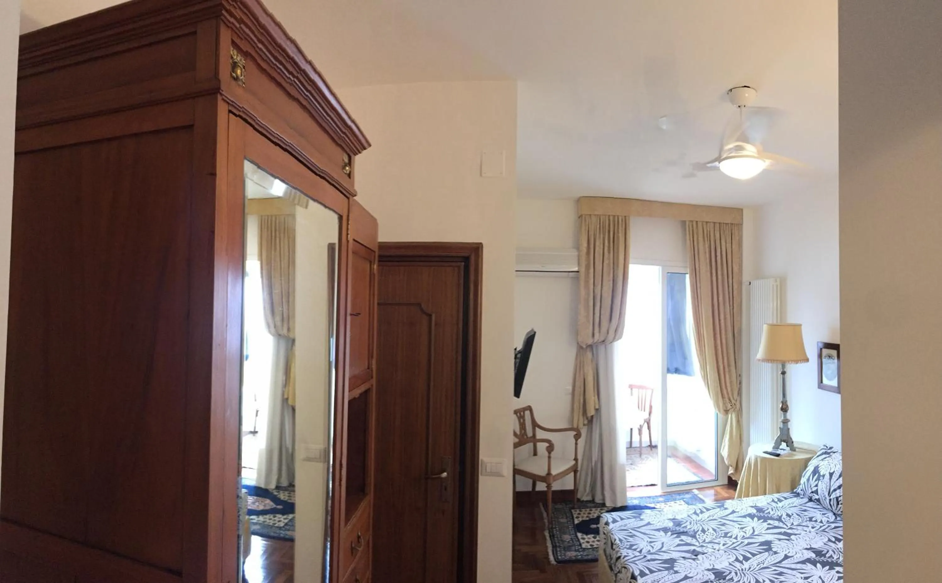 Photo of the whole room in La Casa di Emanuella - Rooms & International Suites