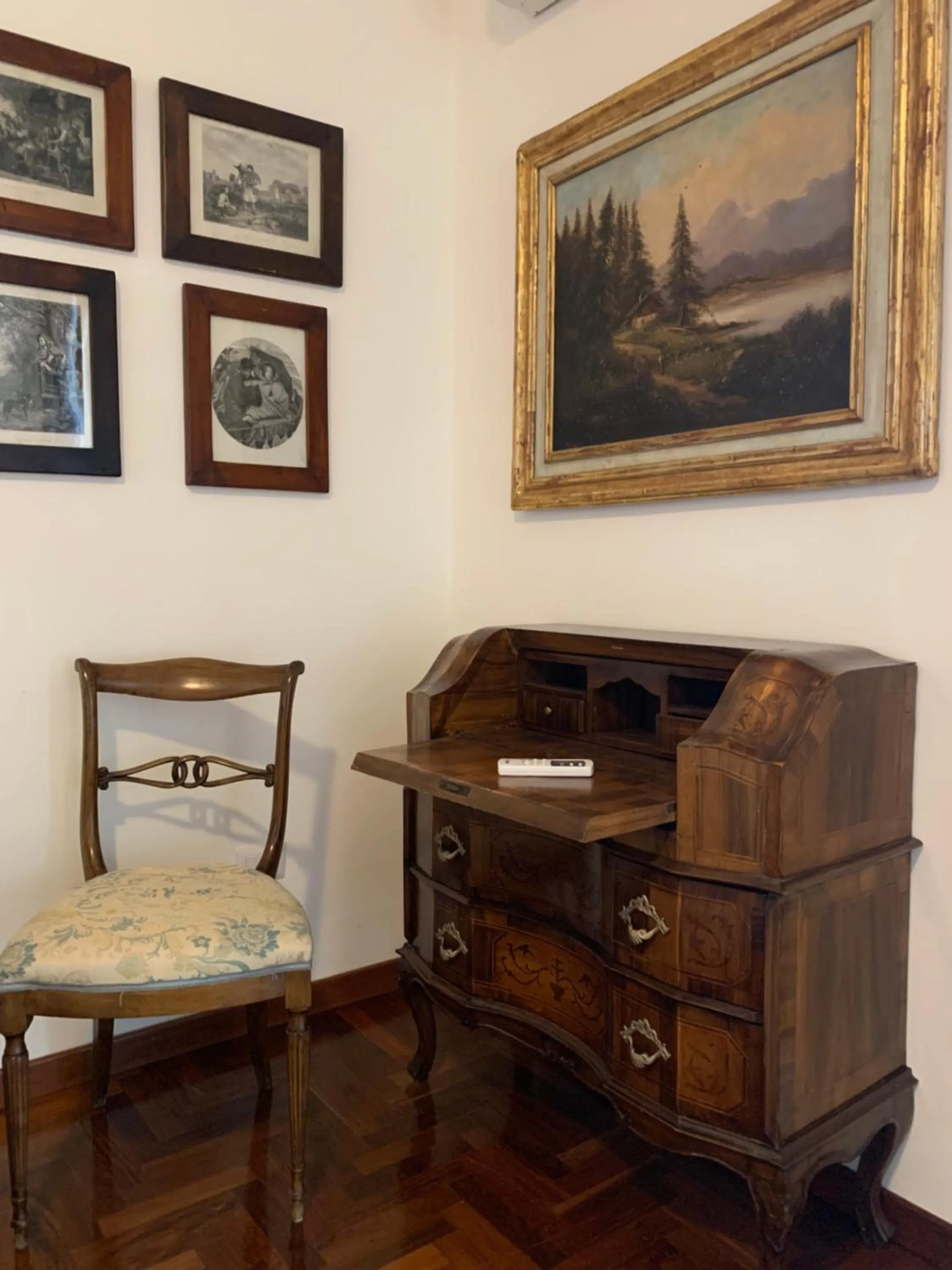 room service in La Casa di Emanuella - Rooms & International Suites