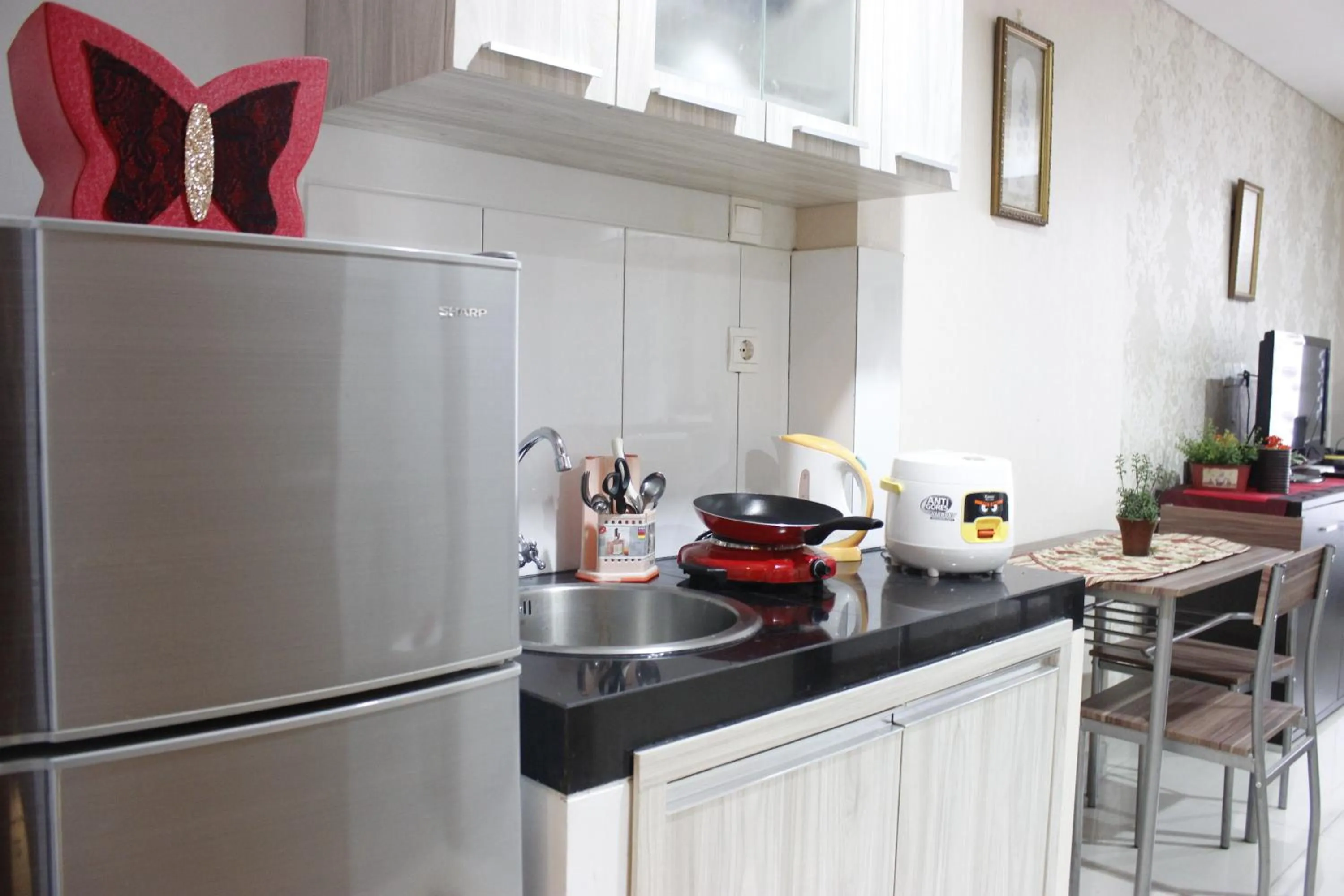 Kitchen or kitchenette in Stylish 1BR near ITB University at Dago Suites Apartment By Travelio