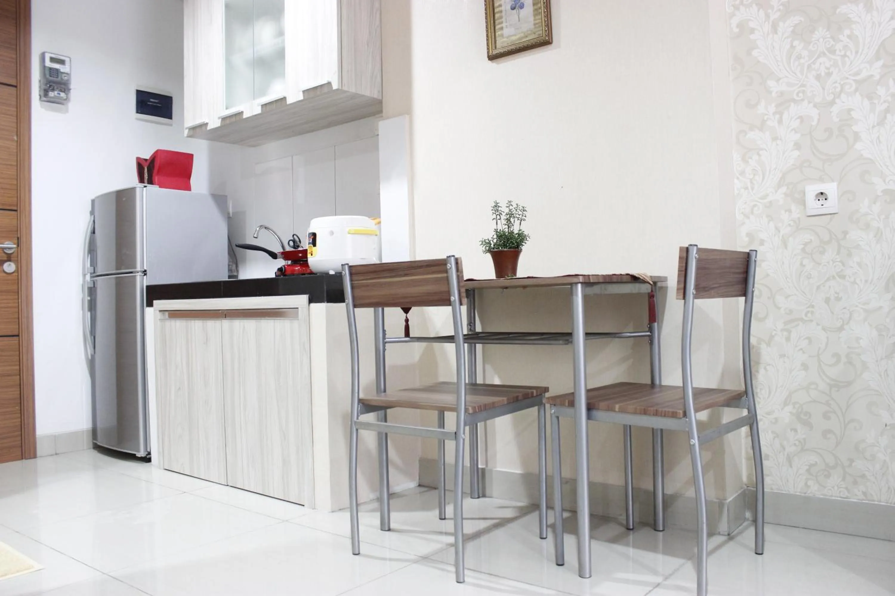 Dining area in Stylish 1BR near ITB University at Dago Suites Apartment By Travelio