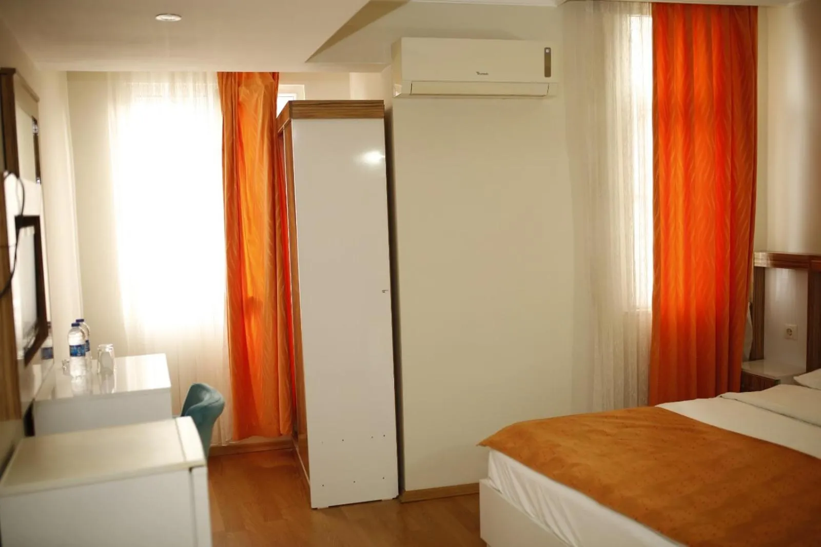 Communal lounge/ TV room in Özhan Hotel