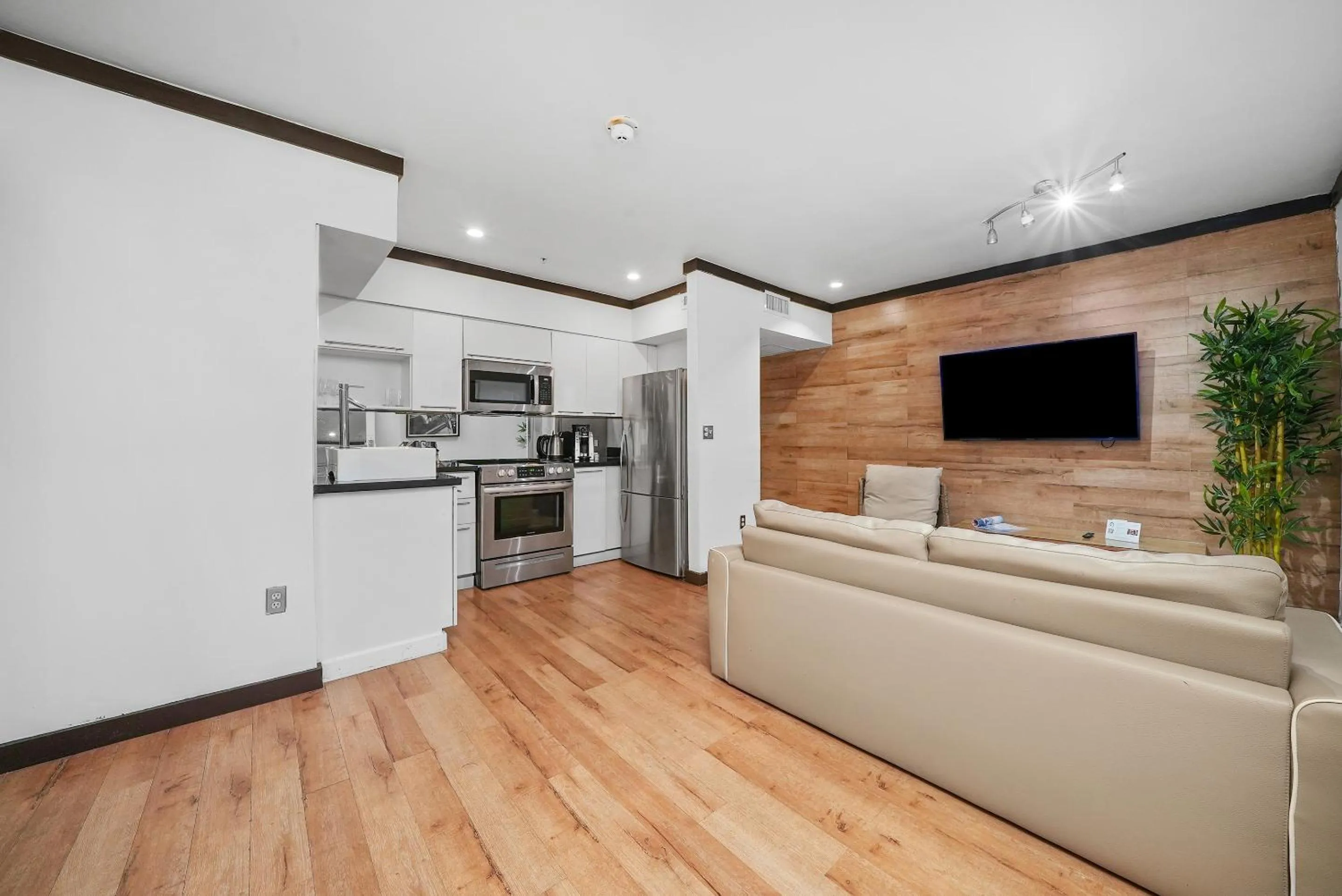 TV and multimedia in Metropole Suites South Beach