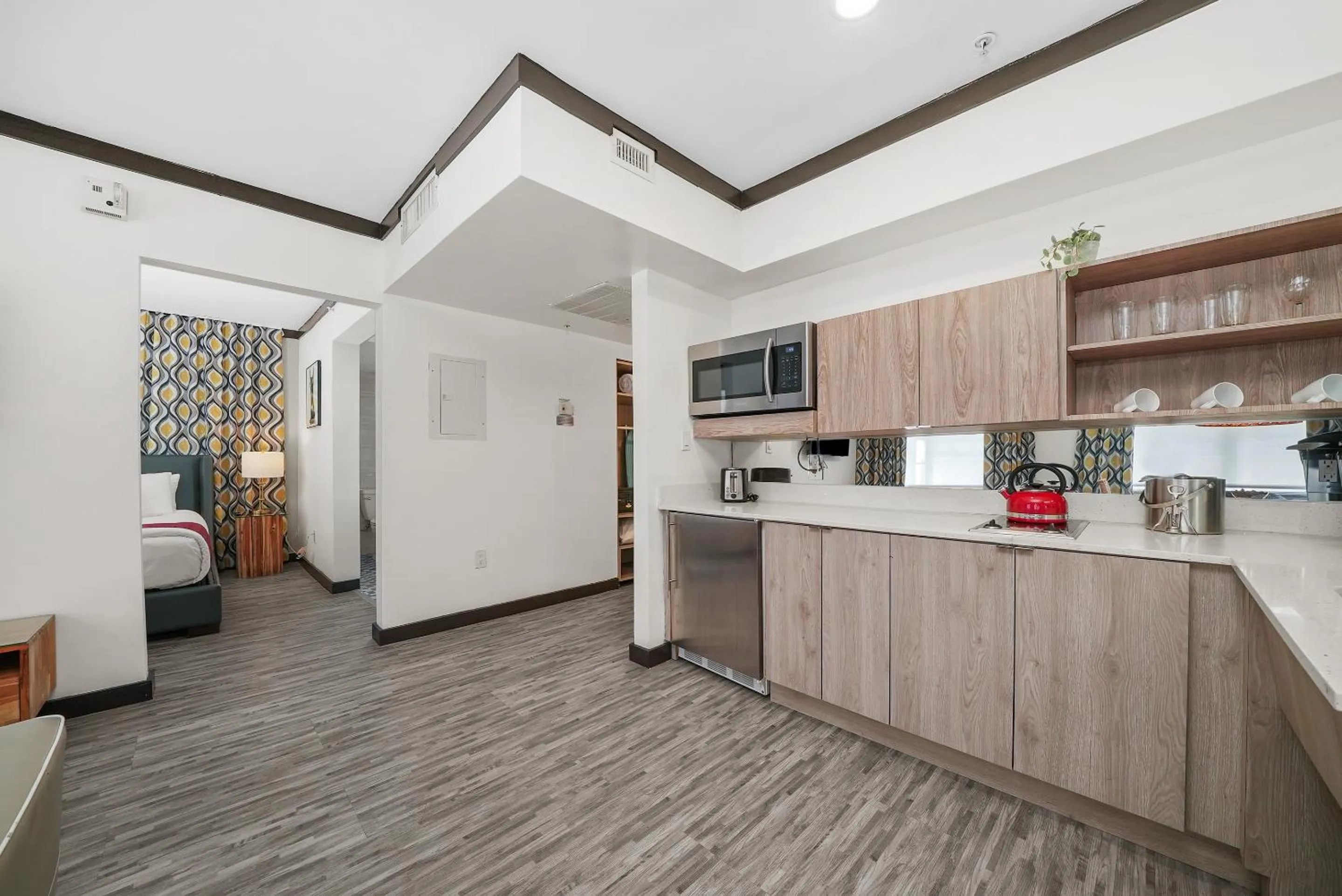 microwave in Metropole Suites South Beach