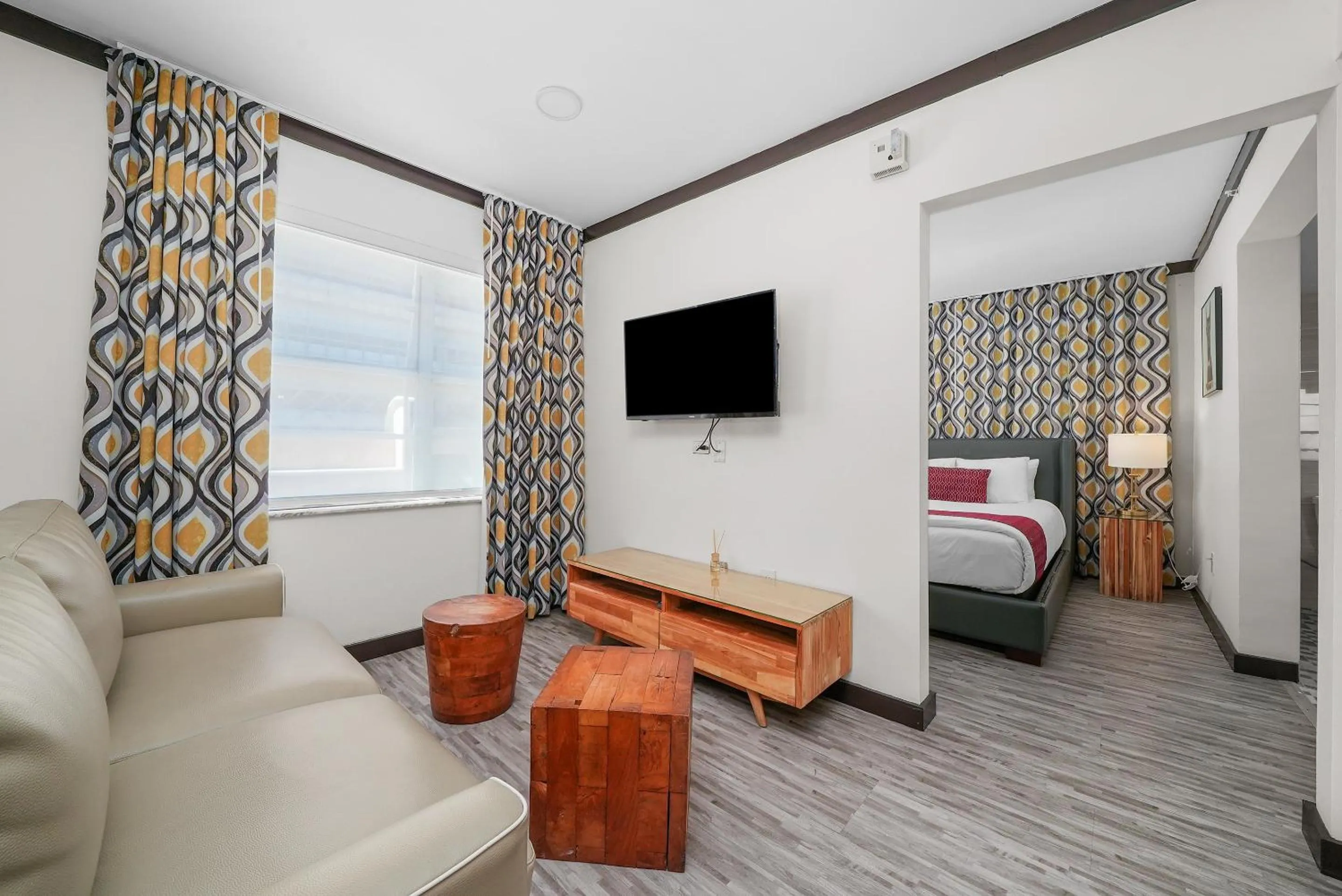 TV and multimedia, Bed in Metropole Suites South Beach