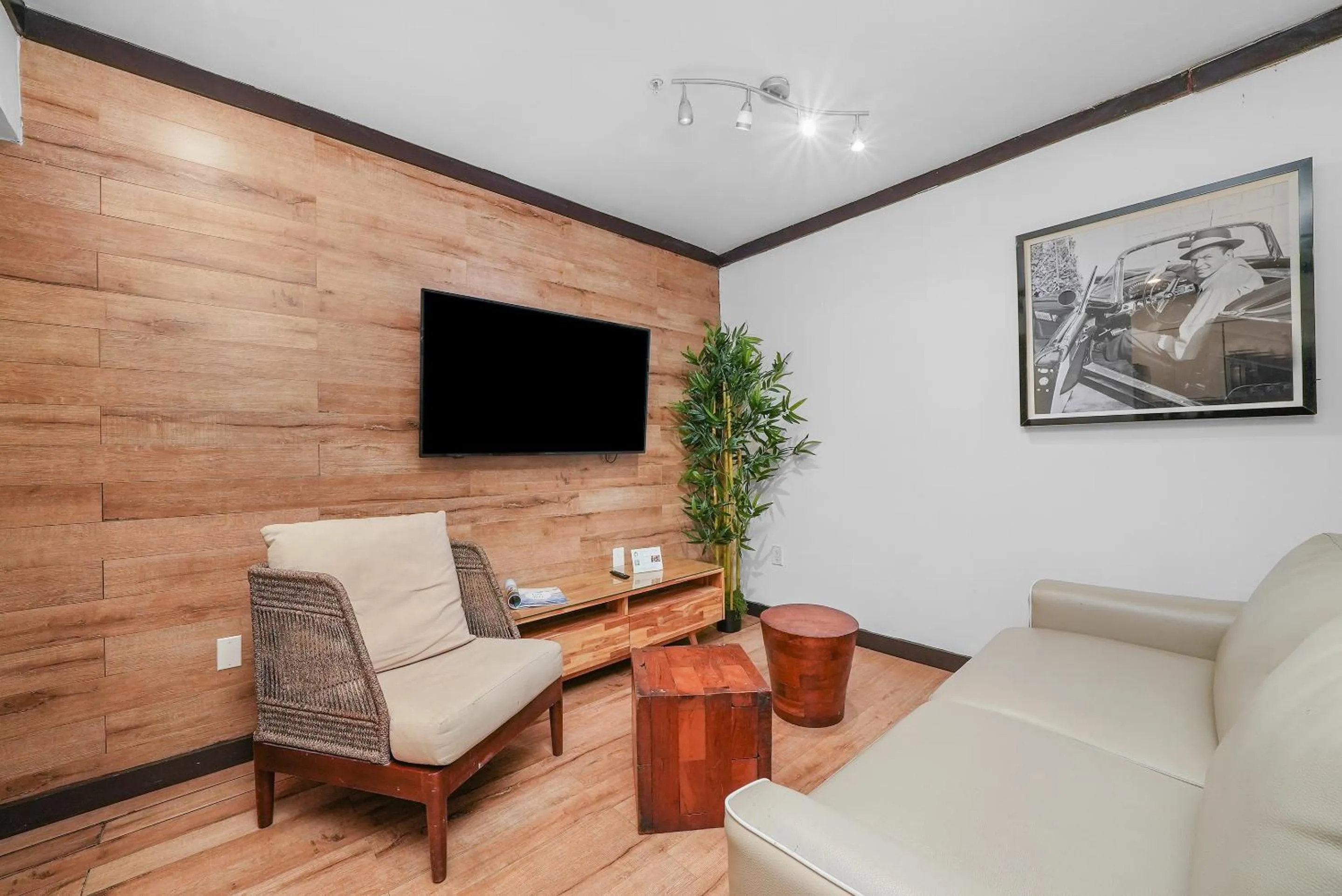 TV and multimedia in Metropole Suites South Beach