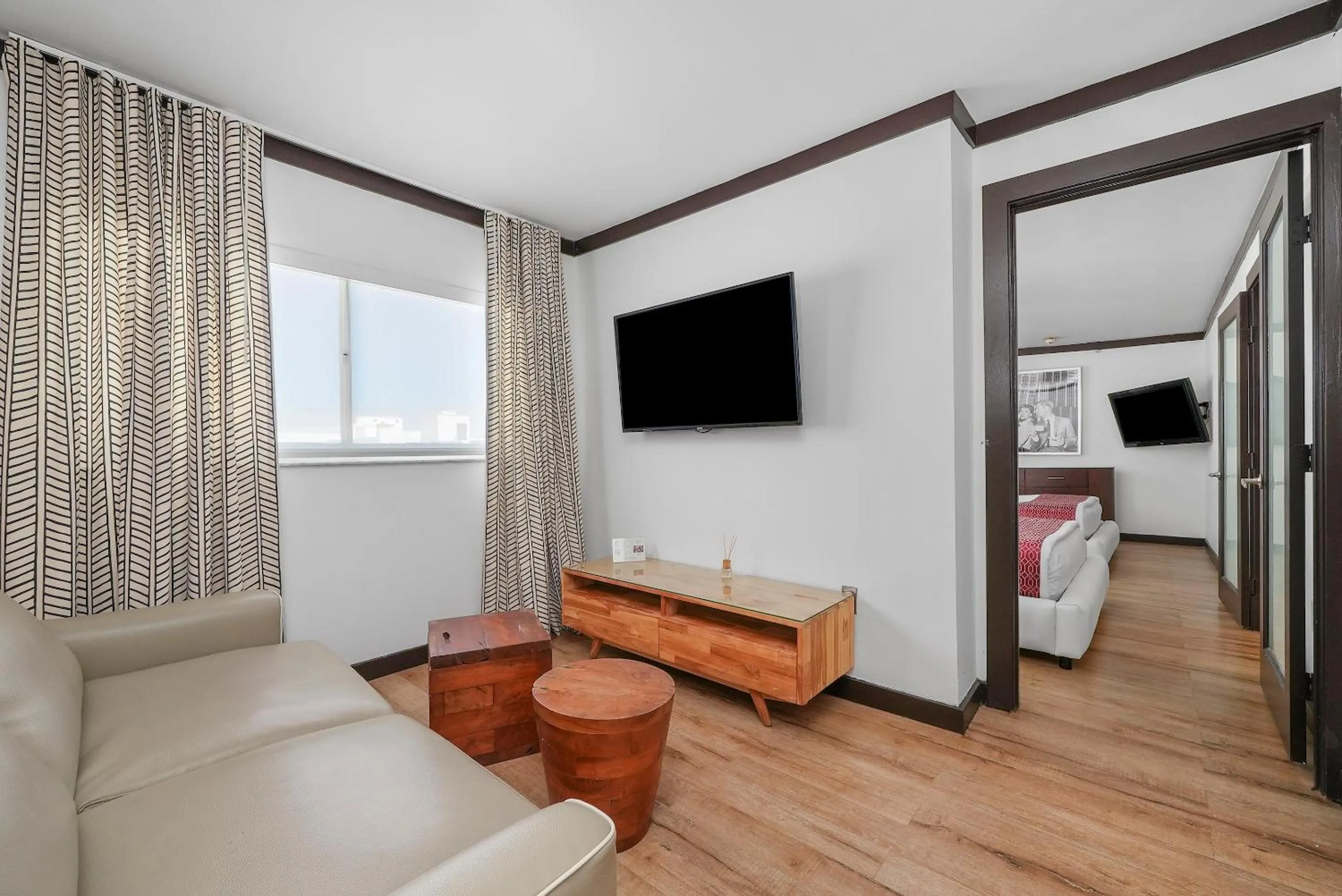 TV and multimedia, Bed in Metropole Suites South Beach