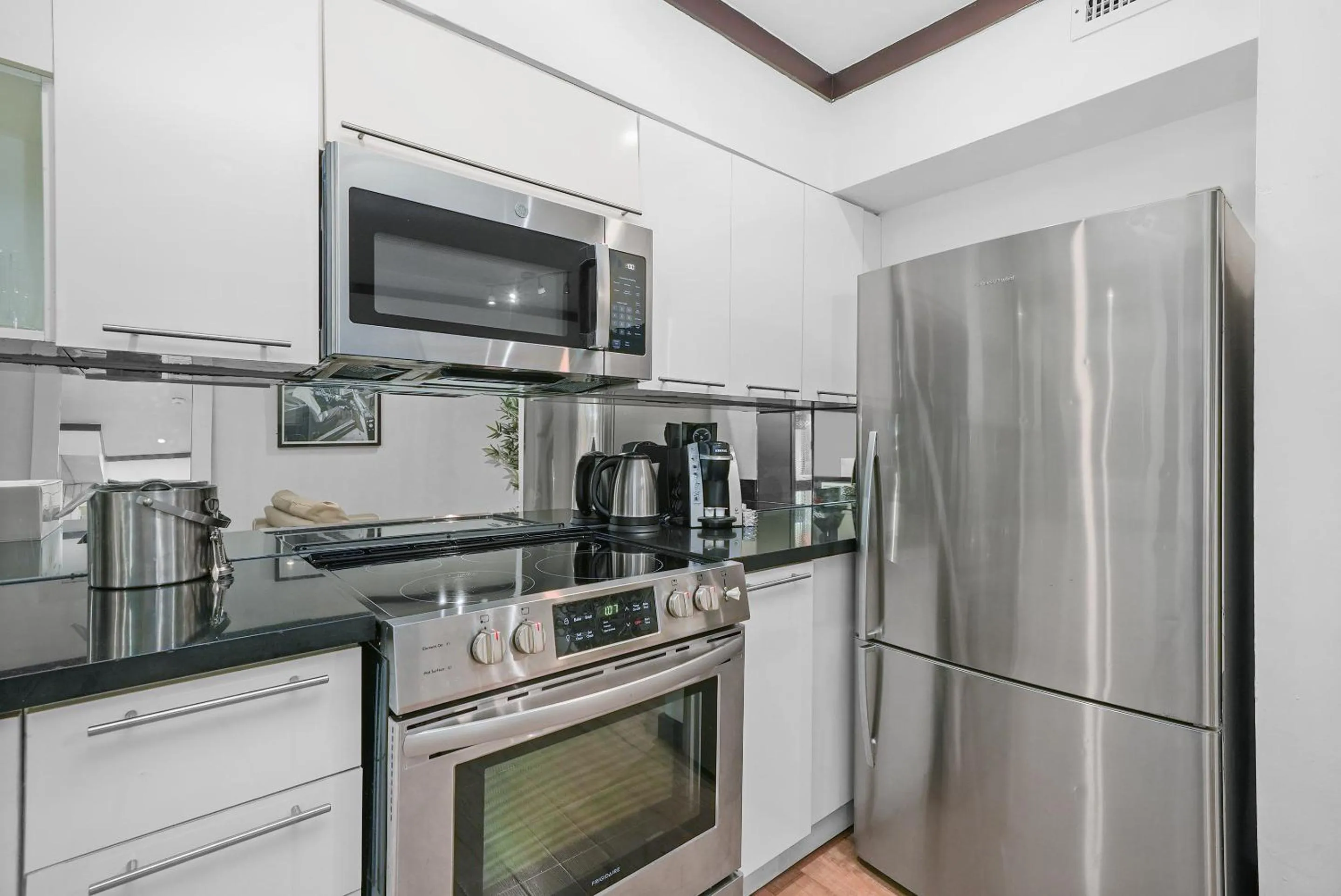 Coffee/tea facilities in Metropole Suites South Beach