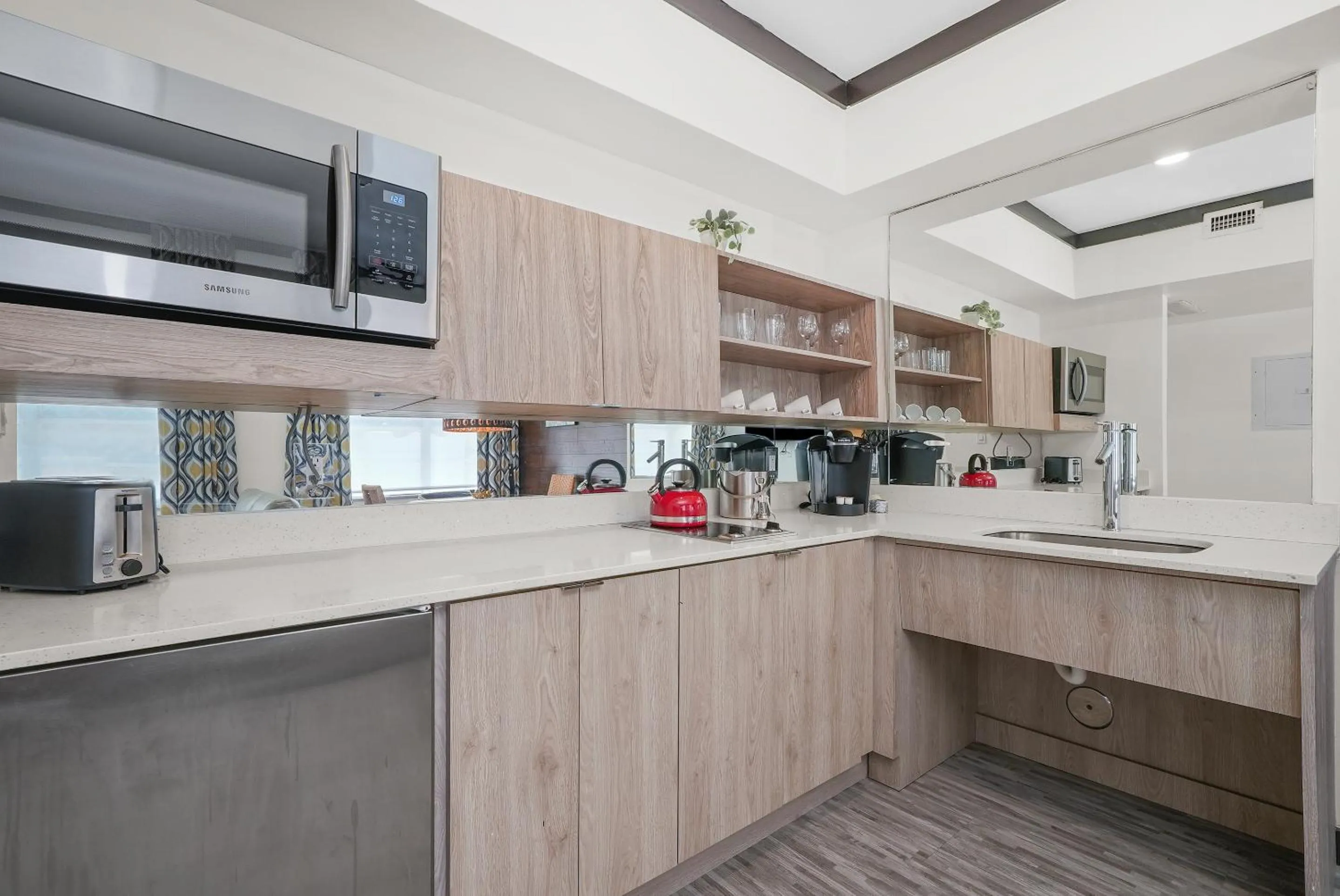 Coffee/tea facilities in Metropole Suites South Beach