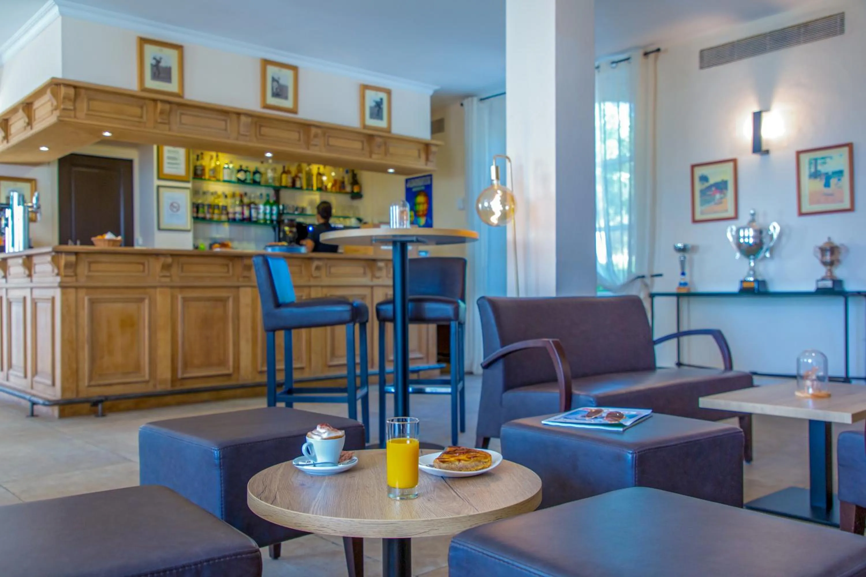 Lounge or bar in Les Appartements et Maisons du Domaine de Saint Endréol Golf & Spa Resort