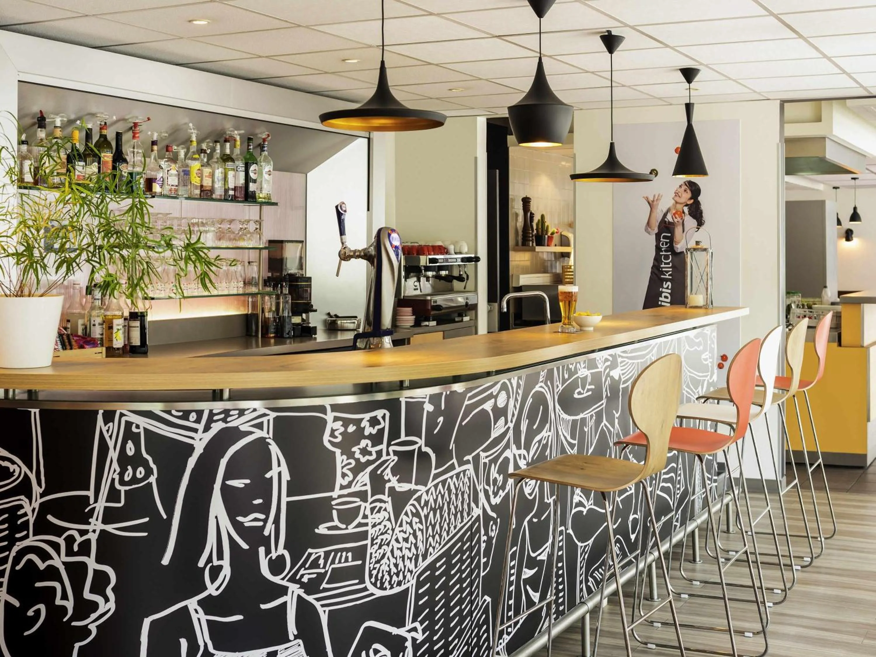 Lounge or bar in ibis Paris Marne la Vallee Emerainville