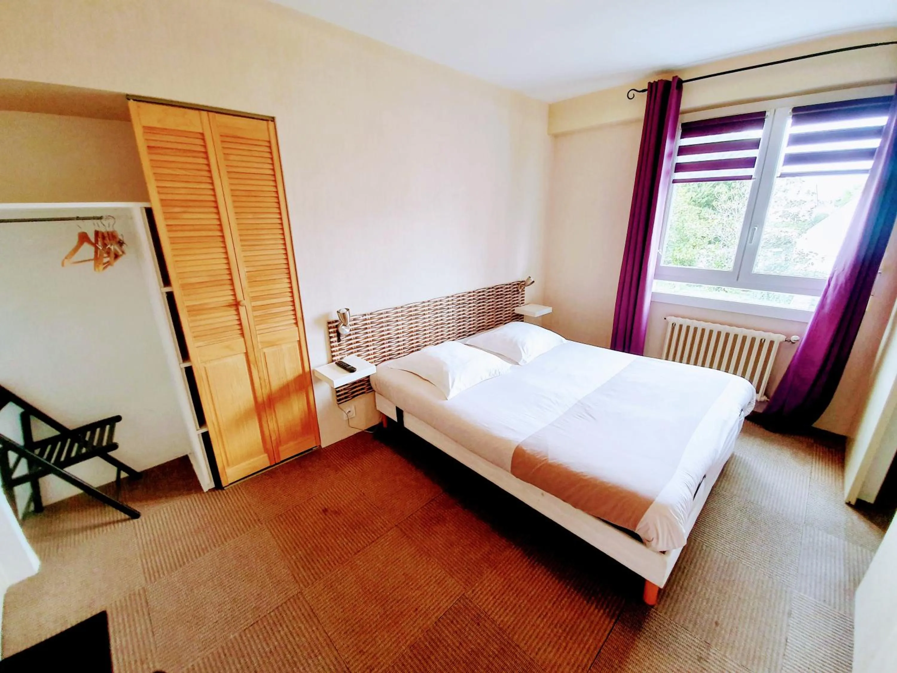 Photo of the whole room, Bed in Le Toul' Broch