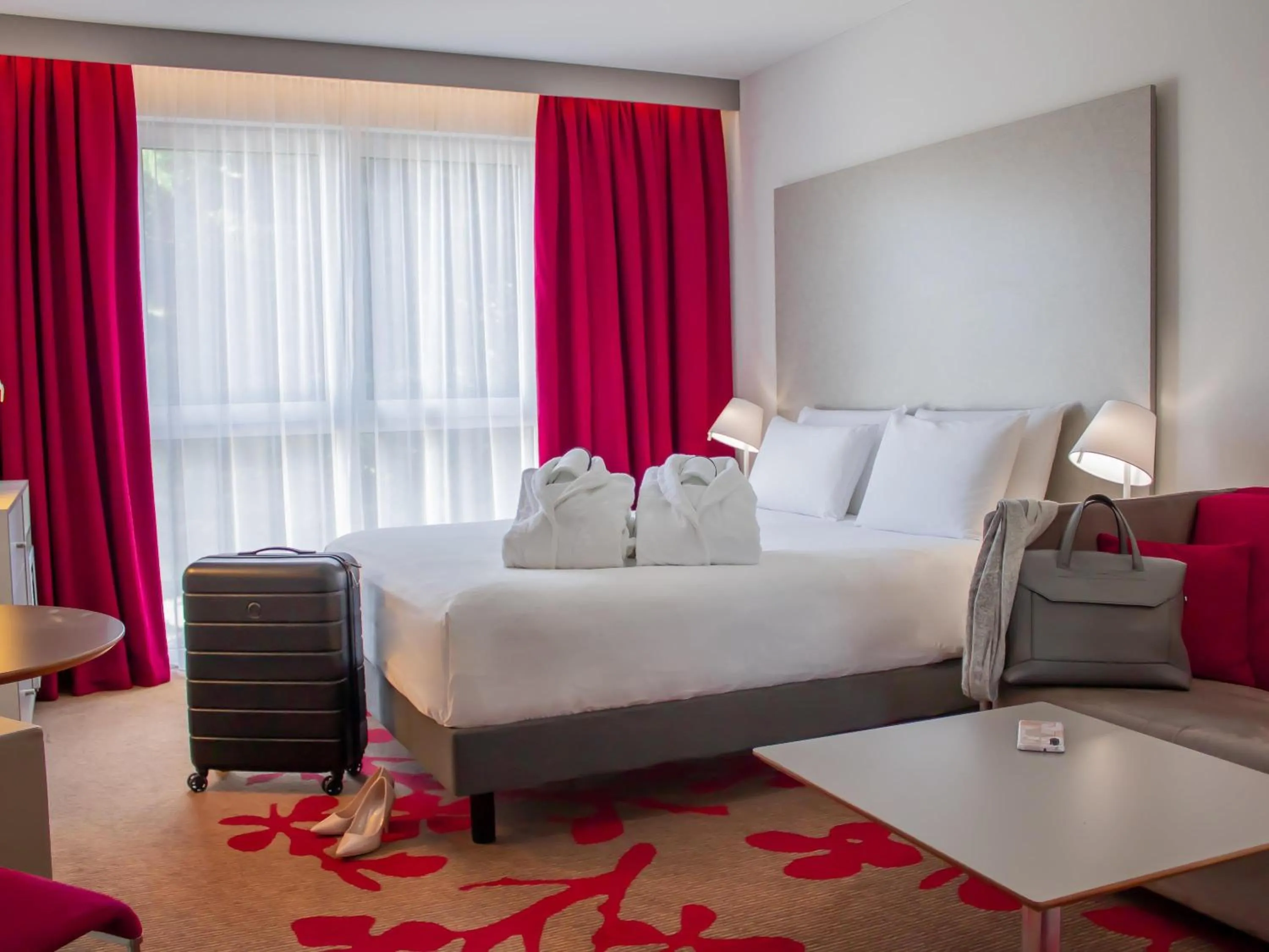 Bedroom, Bed in Mercure Tours Nord