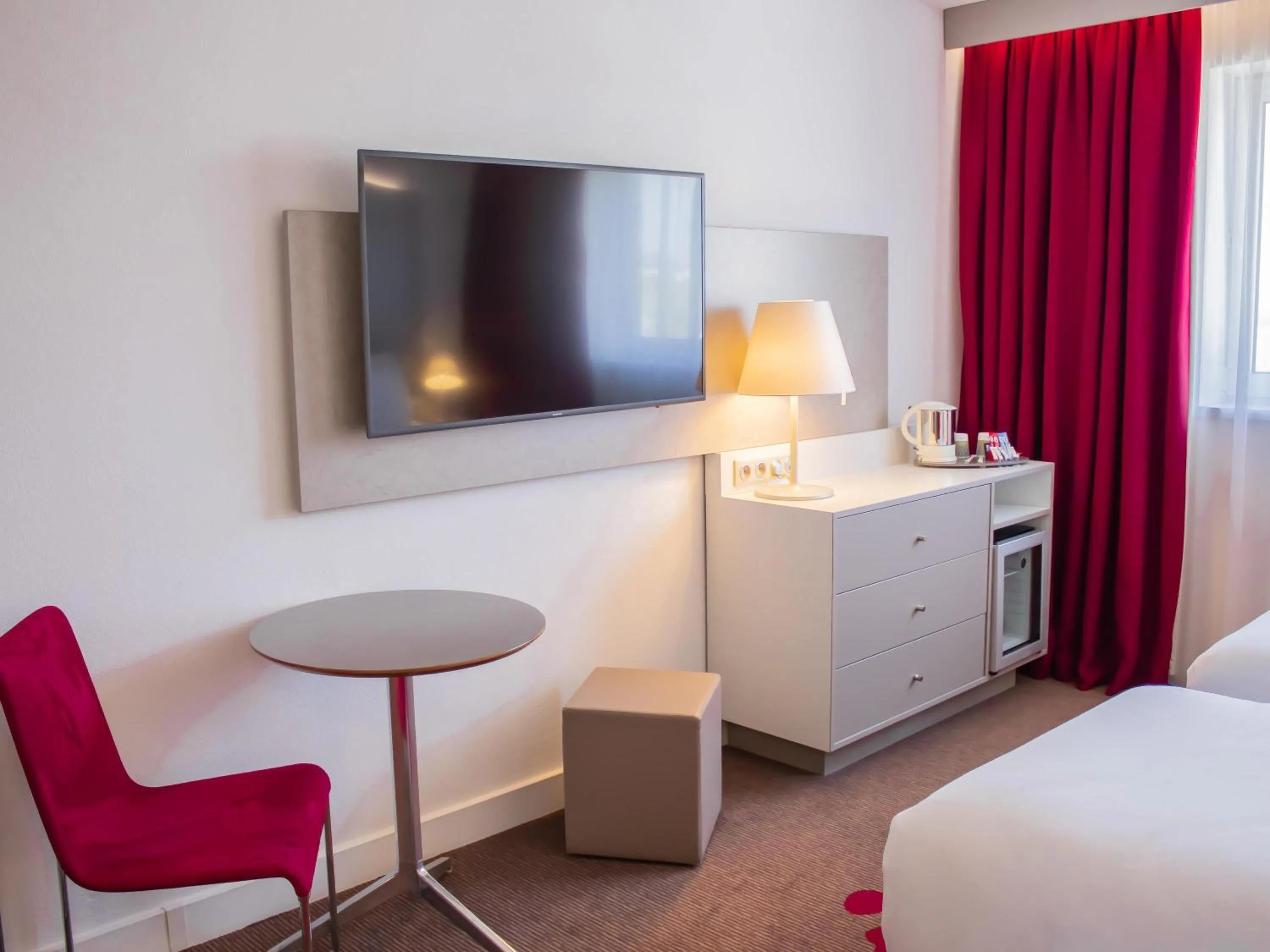 Bedroom, Bed in Mercure Tours Nord